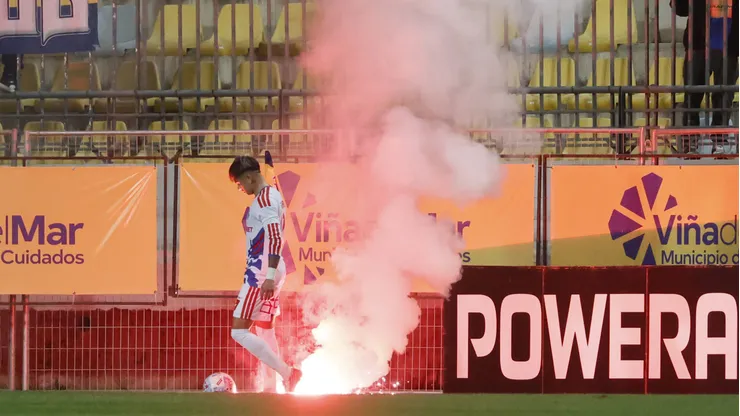 El momento del primer bengalazo junto al jugador Maxi Guerrero.