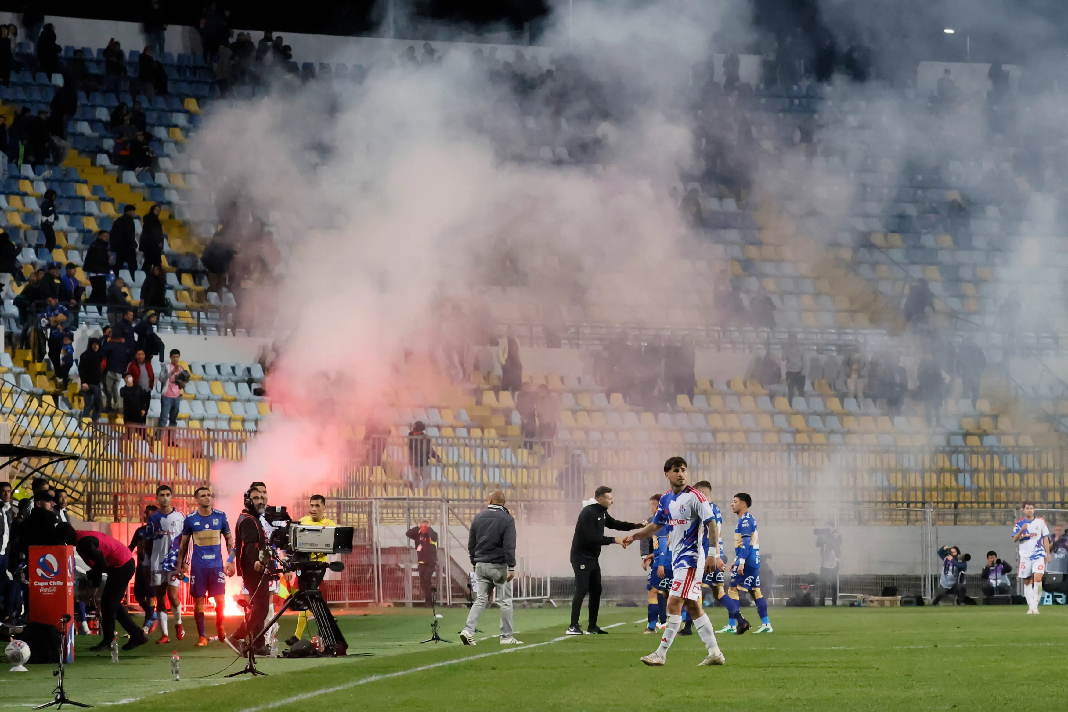 Los fuegos artificiales lanzados por los hinchas azules obligaron a suspender el Everton vs Universidad de Chile en el Sausalito. | Foto: Photosport.