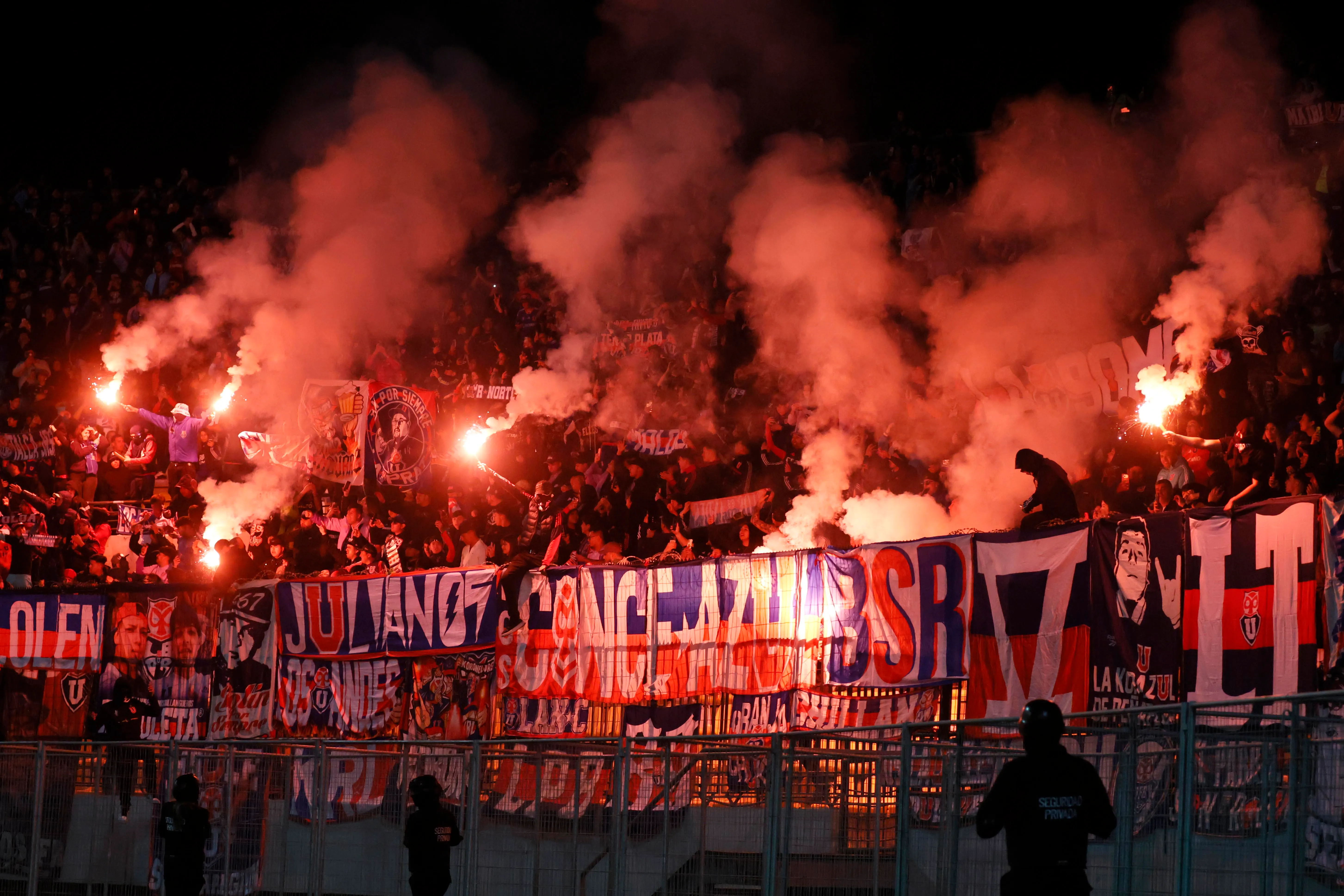 El pésimo comportamiento de los hinchas de Universidad de Chile obligó a suspender el partido en el Estadio Sausalito. | Foto: Photosport.