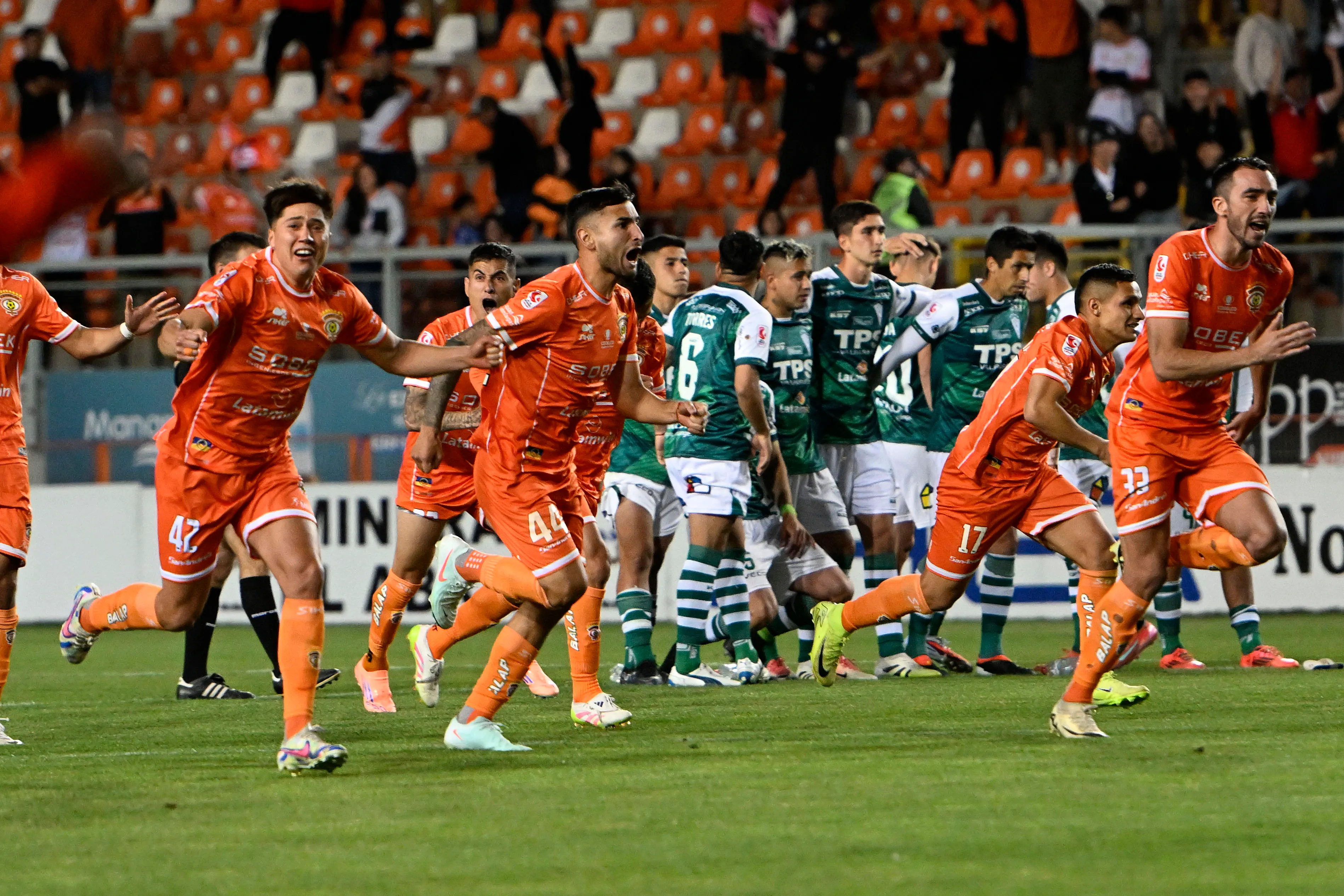 Cobreloa y Wanderers vuelven a jugar un partido clave en la B luego de ver las caras en la liguilla del año pasado. En esa ocasión los loínos ganaron en cuartos de final vía lanzamientos penales. | Foto: Photosport.