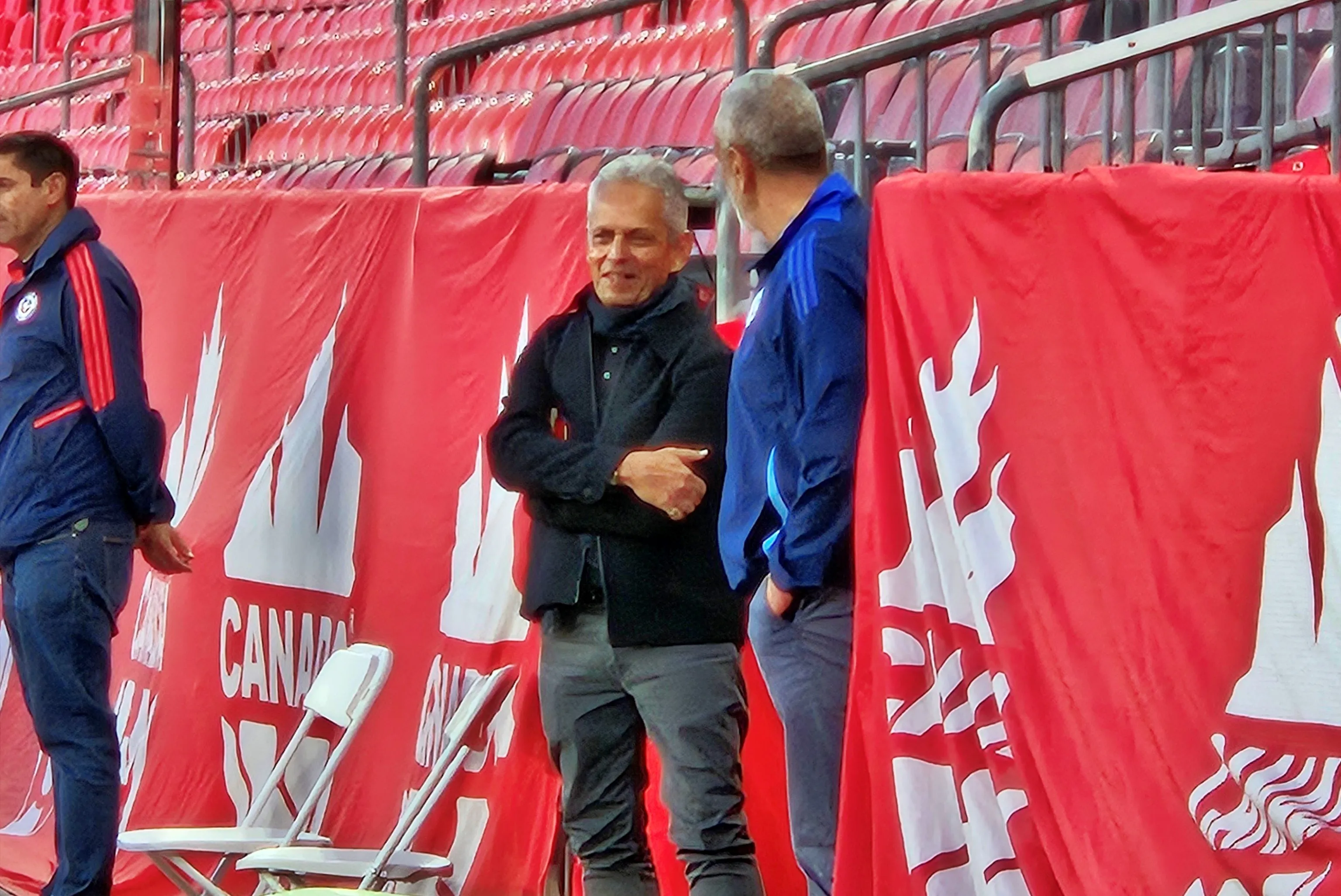 Reinaldo Rueda intercambió algunas palabras con Reinaldo Rueda en su visita a la concentración en la selección chilena. | Foto: Christopher Brandt.