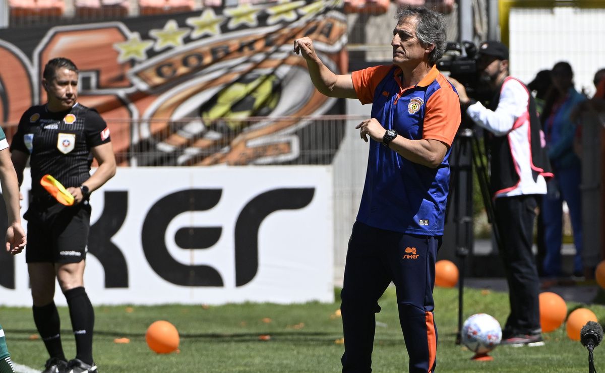 Mario Salas festeja la agónica victoria de Cobreloa ante Wanderers en la B: “Contra 9 cuesta mucho”
