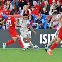 Con dos menos y horroroso arbitraje: Chile cae en su visita a Canadá