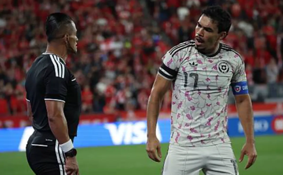 Gabriel Suazo asume responsabilidad por expulsión en Chile vs Canadá