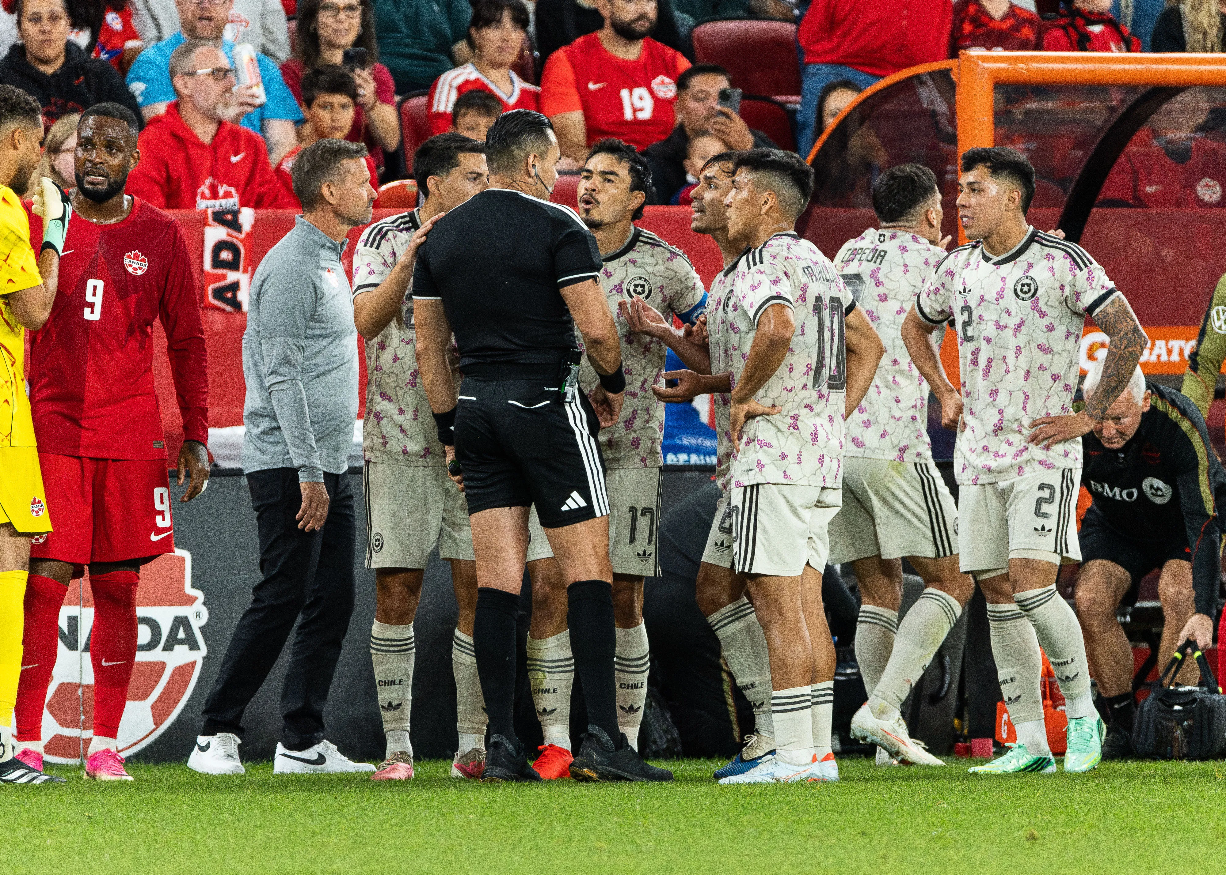 Gabriel Suazo le alega al mexicano Marco Ortiz por la expulsión a Lucas Cepeda. (Kevin Raposo/Photosport).