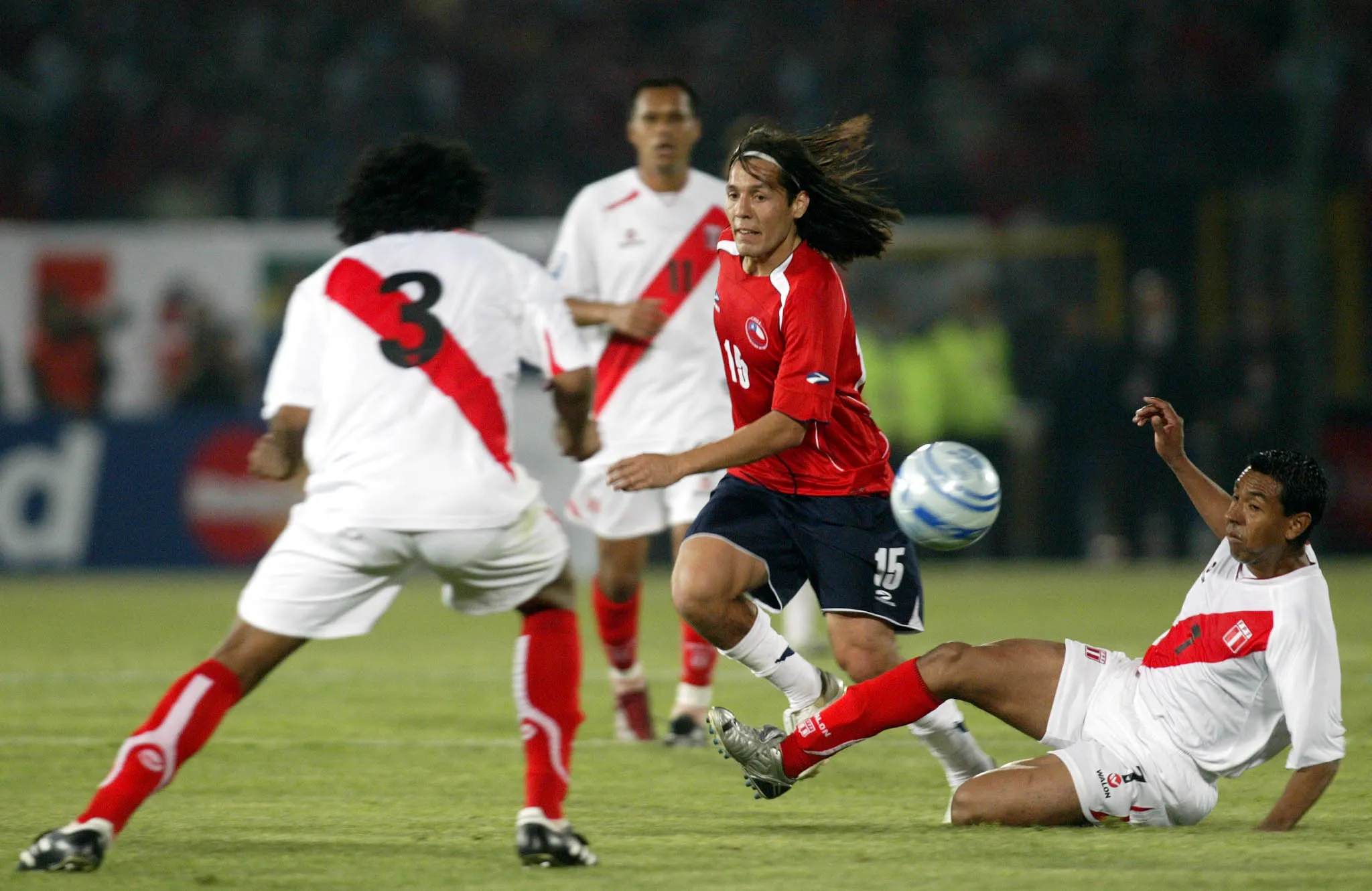 Hugo Droguett en acción por la selección chilena vs Perú en el Estadio Nacional. (Luis Hidalgo | Photosport).