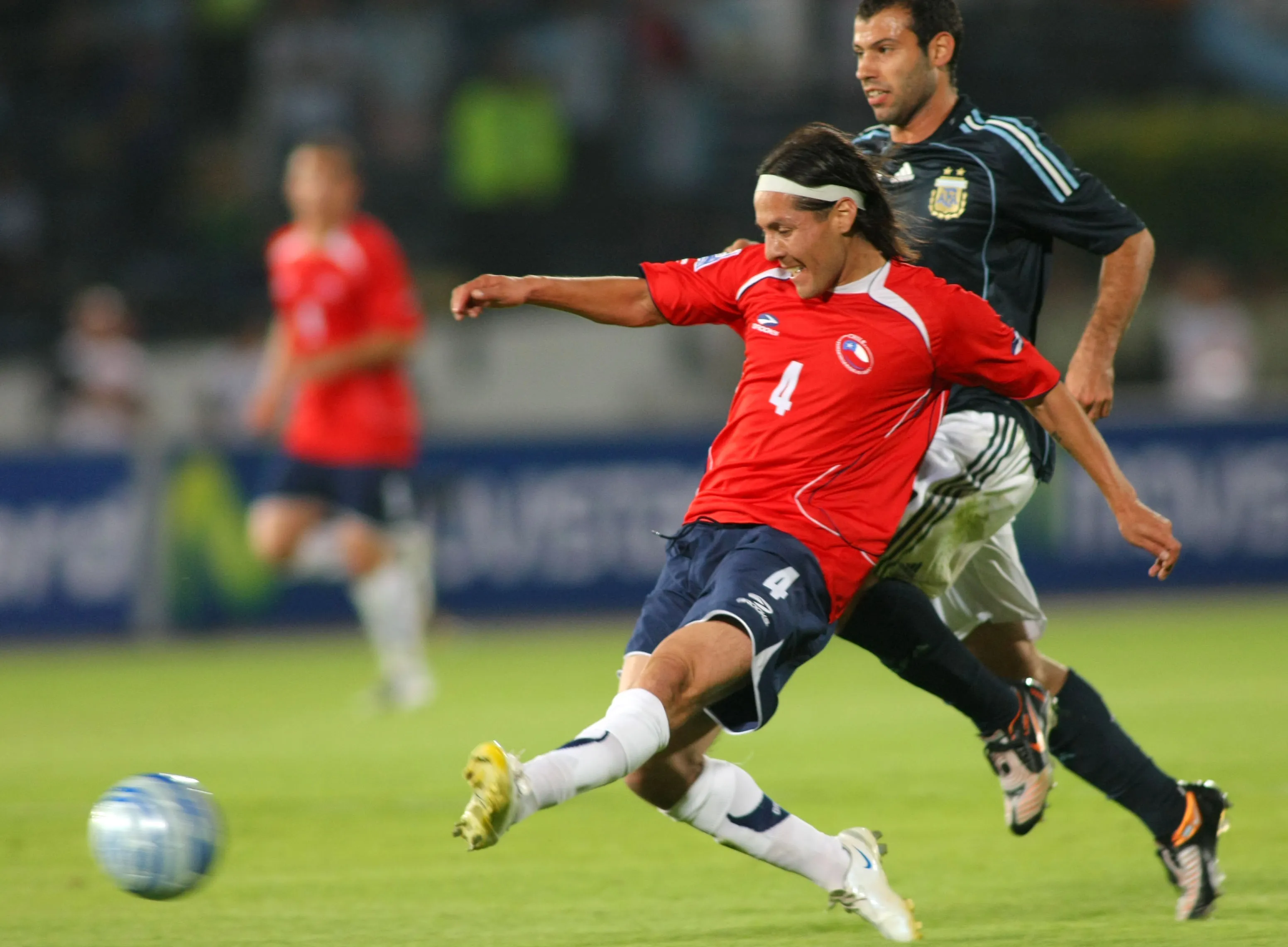 Hugo Droguett en la victoria por 1-0 de Chile vs Argentina gracias al gol de Fabián Orellana. (Max Montecinos | Photosport).