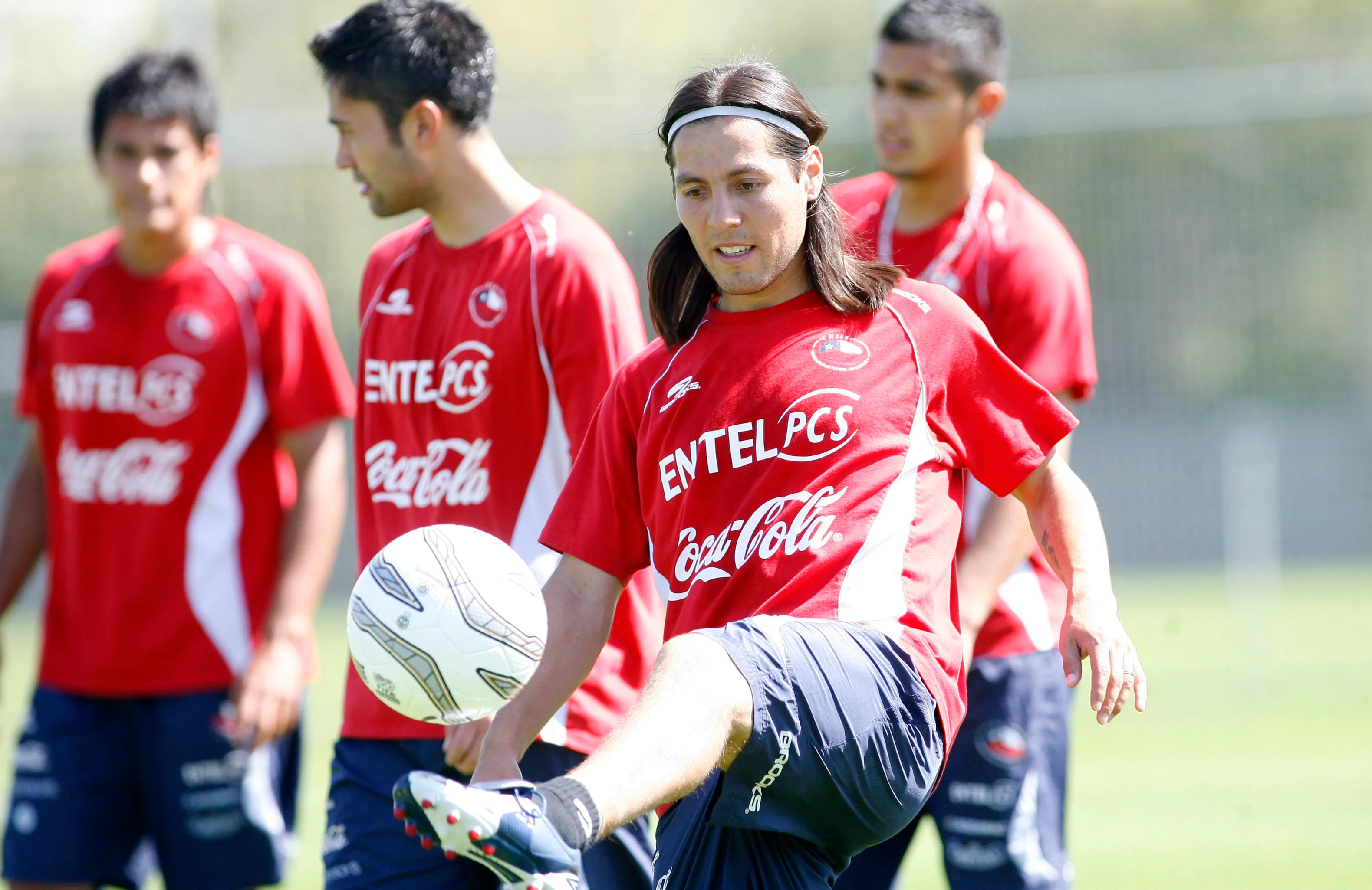 Hugo Droguett y de fondo, Arturo Vidal en al selección chilena. (Andrés Piña | Photosport).