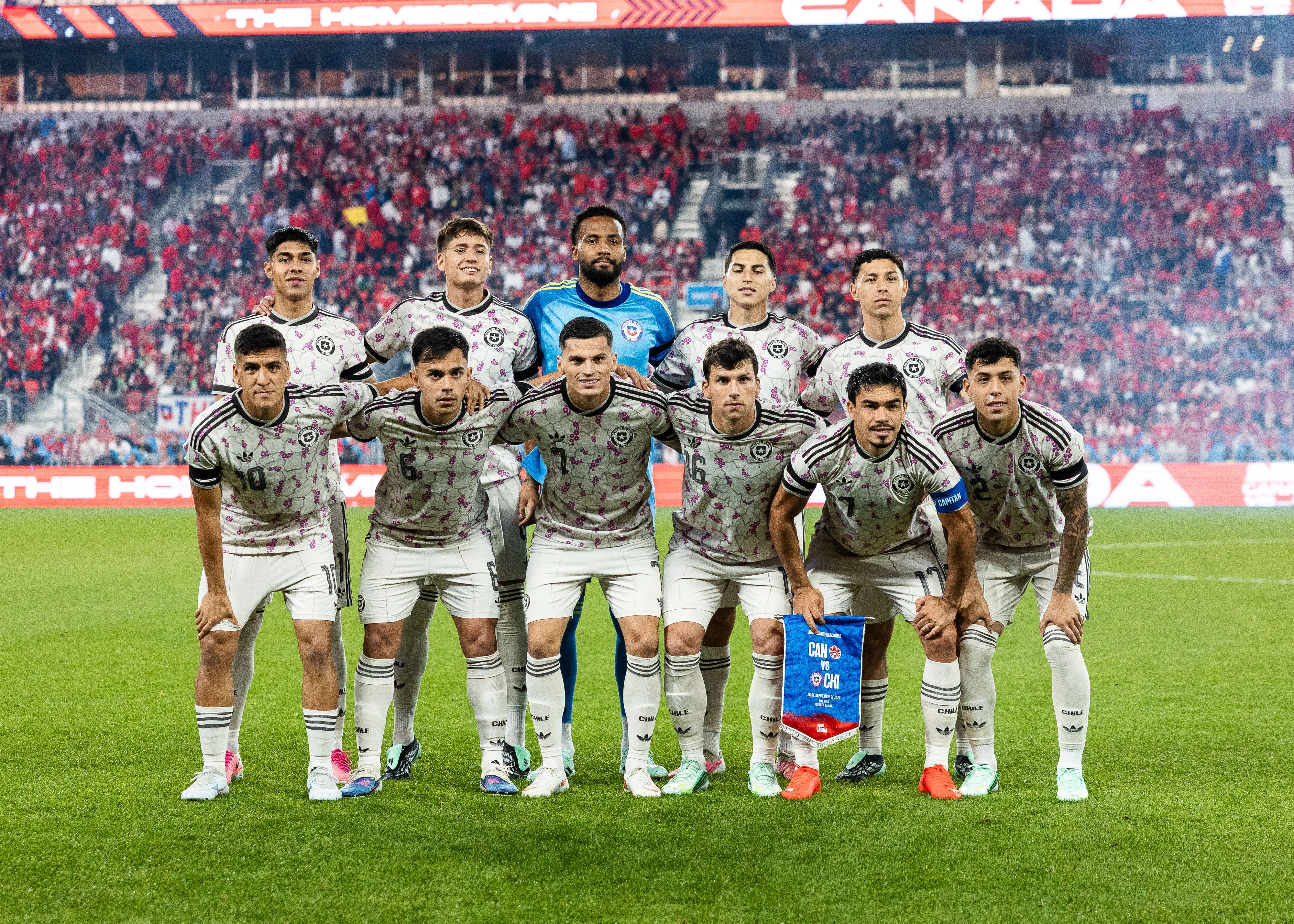 La formación de Chile vs Canadá: Darío Osorio, Iván Román, Lawrence Vigouroux, Jonathan Villagra y César Pérez; Marcelino Núñez, Vicente Pizarro, Lucas Cepeda, Gonzalo Tapia, Gabriel Suazo y Felipe Faúndez. (Kevin Raposo/Photosport).