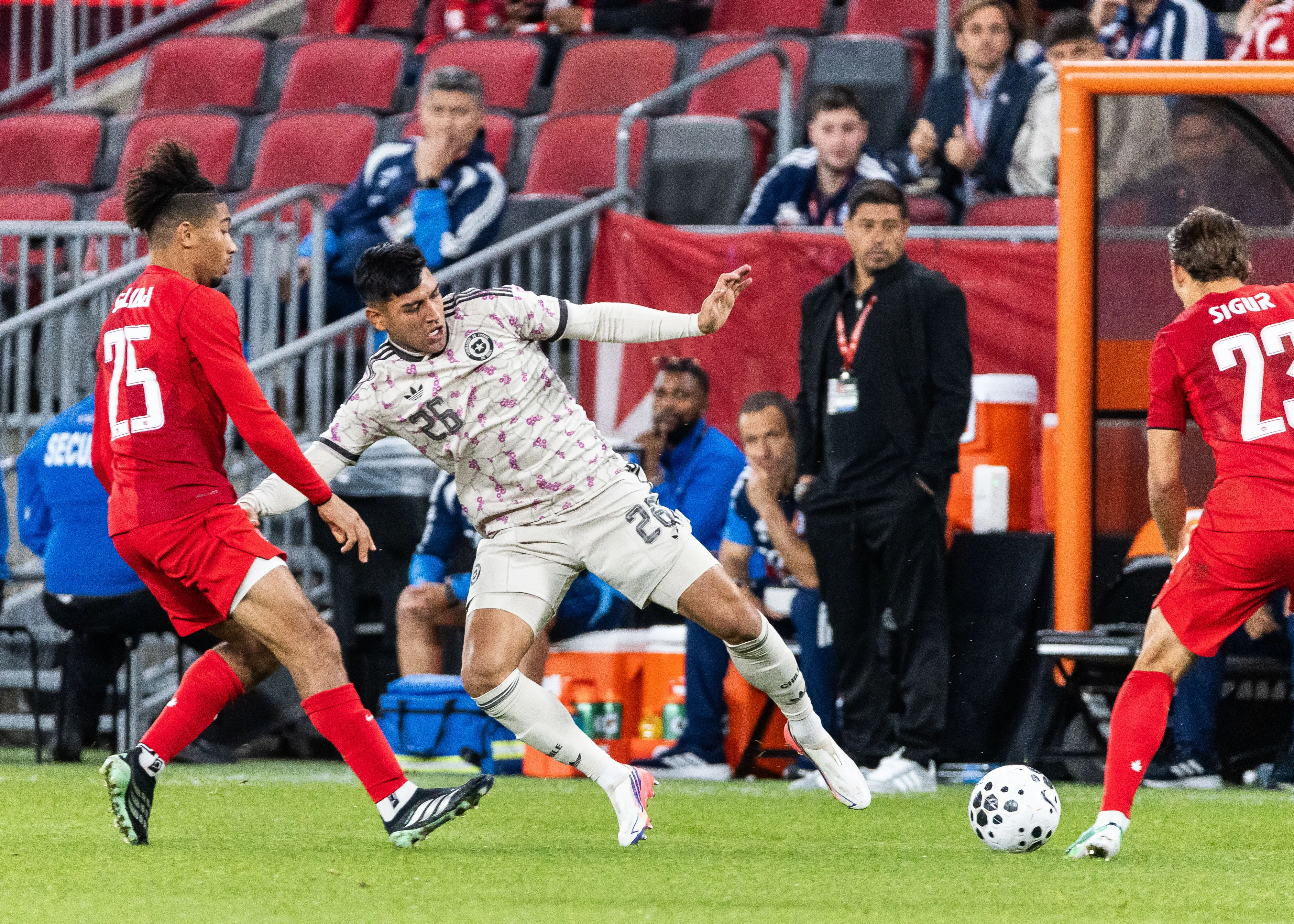 Diego Ulloa en acción ante Chile: ingresó casi automáticamente después de la roja a Gabriel Suazo en lugar de Marcelino Núñez. (Kevin Raposo/Photosport).