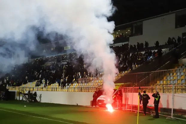 Piero Maza suspendió el partido en el minuto 82 por el lanzamiento de bengalas y elementos pirotécnicos.