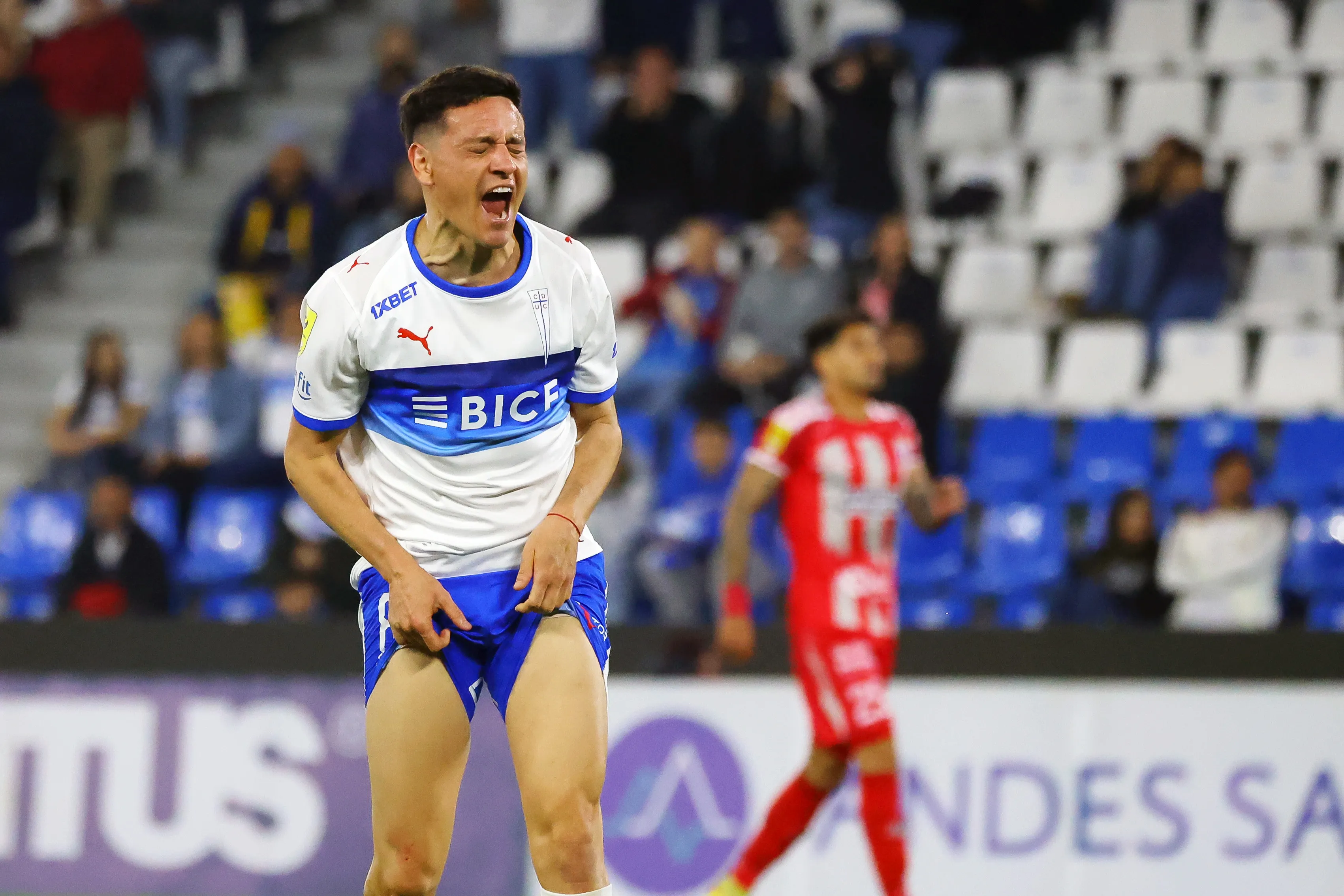 Fernando Zuqui reaccionó así tras un remate que se fue muy cerca del pórtico defendido por Nicolás Avellaneda. (Jonnathan Oyarzun/Photosport).