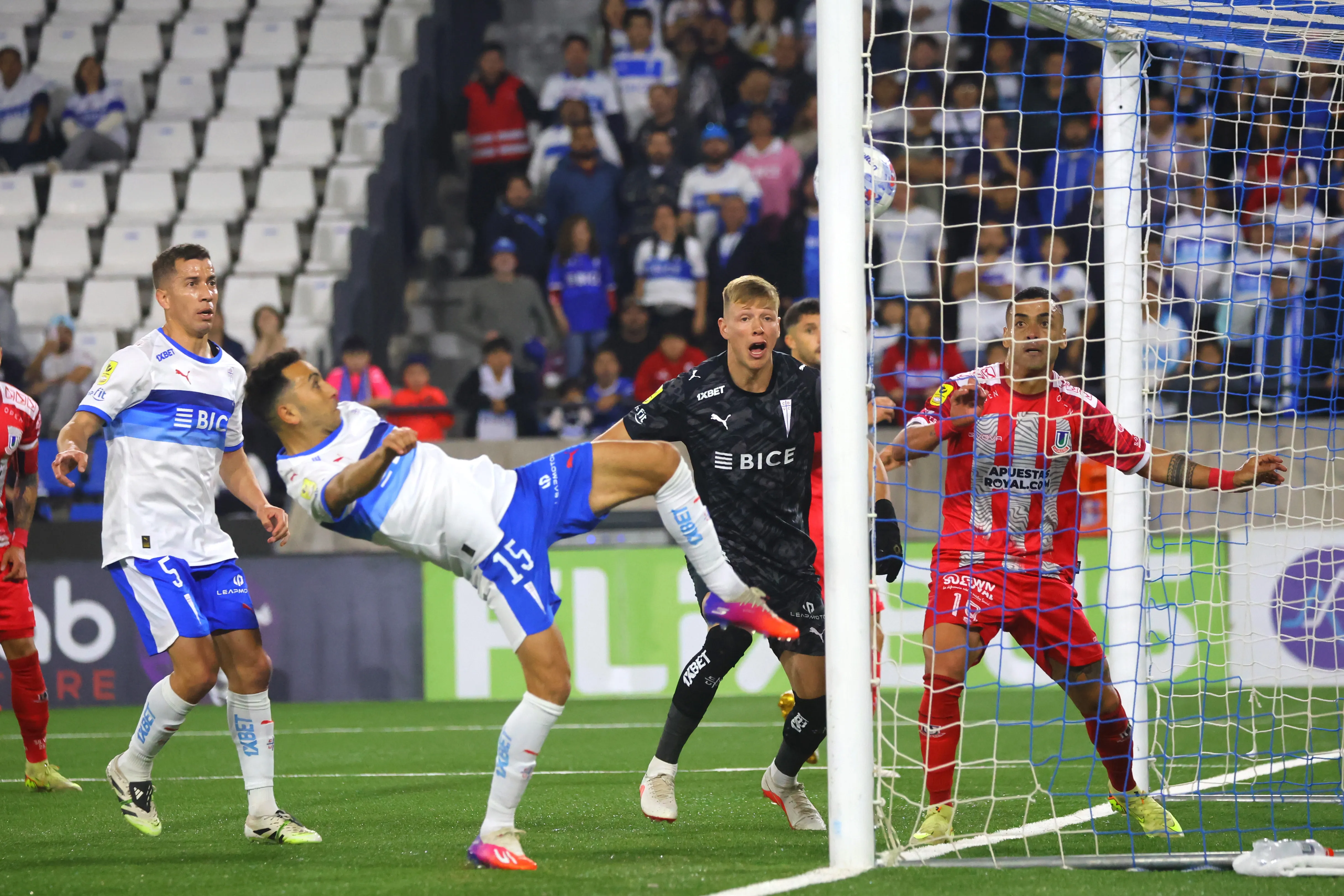 Cristián Cuevas tuvo una salvada providencial cuando parecía gol inevitable de los Cementeros. (Jonnathan Oyarzun/Photosport).
