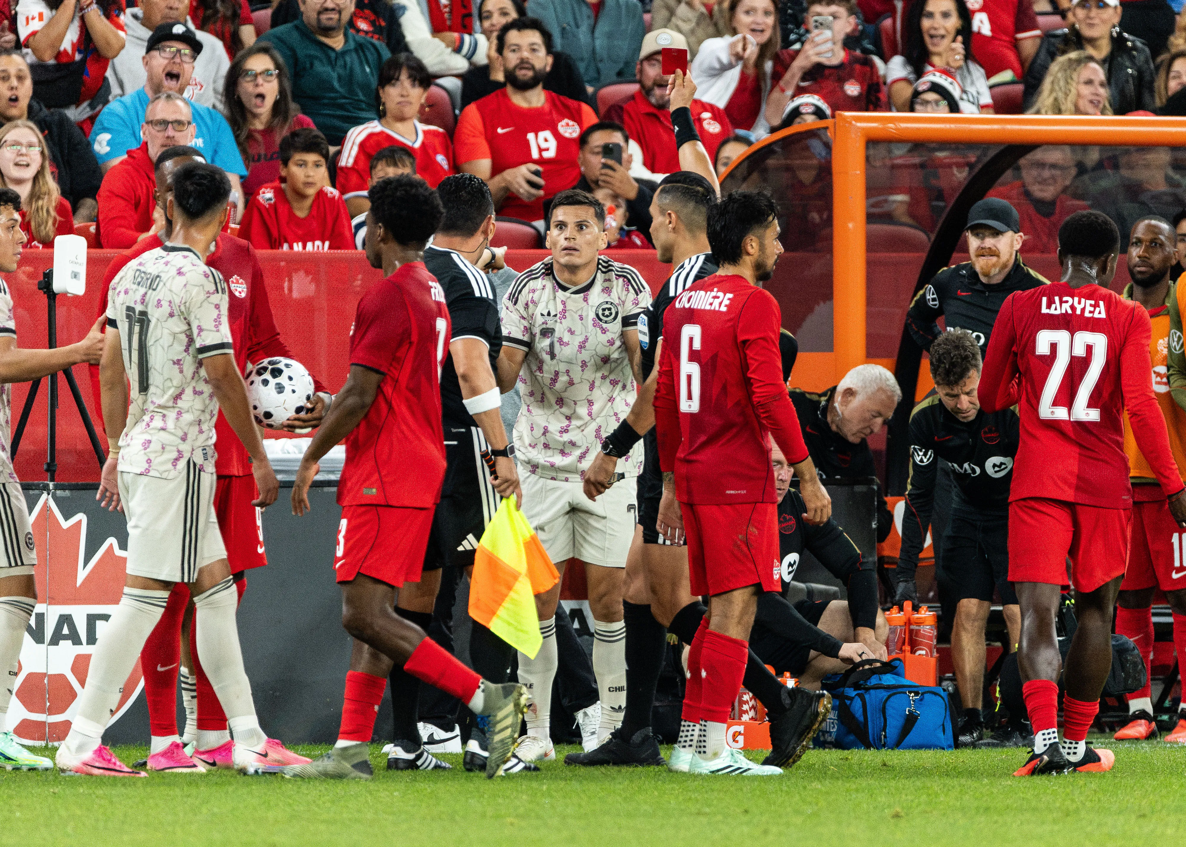 Lucas Cepeda incrédulo tras su expulsión. (Kevin Raposo/Photosport)