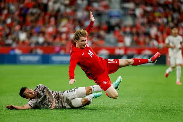 Felipe Faúndez intenta frenar a Jacob Shaffelburg. (Indrawan Kumala/NurPhoto via Getty Images)