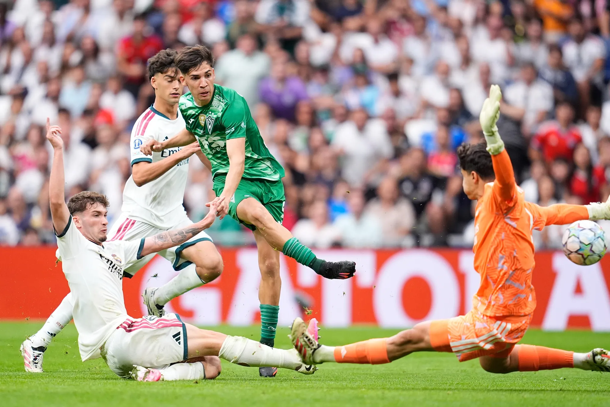 Christian Silva le anotó así a Real Madrid en el Bernabéu. (AFP7/Photosport).
