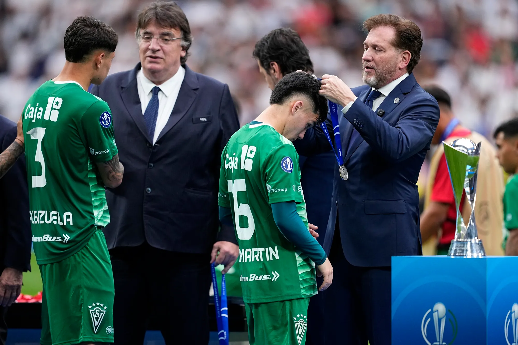 Cristopher Valenzuela y Denilson San Martín reciben la medalla de subcampeón ante Real Madrid. (AFP7/Photosport).