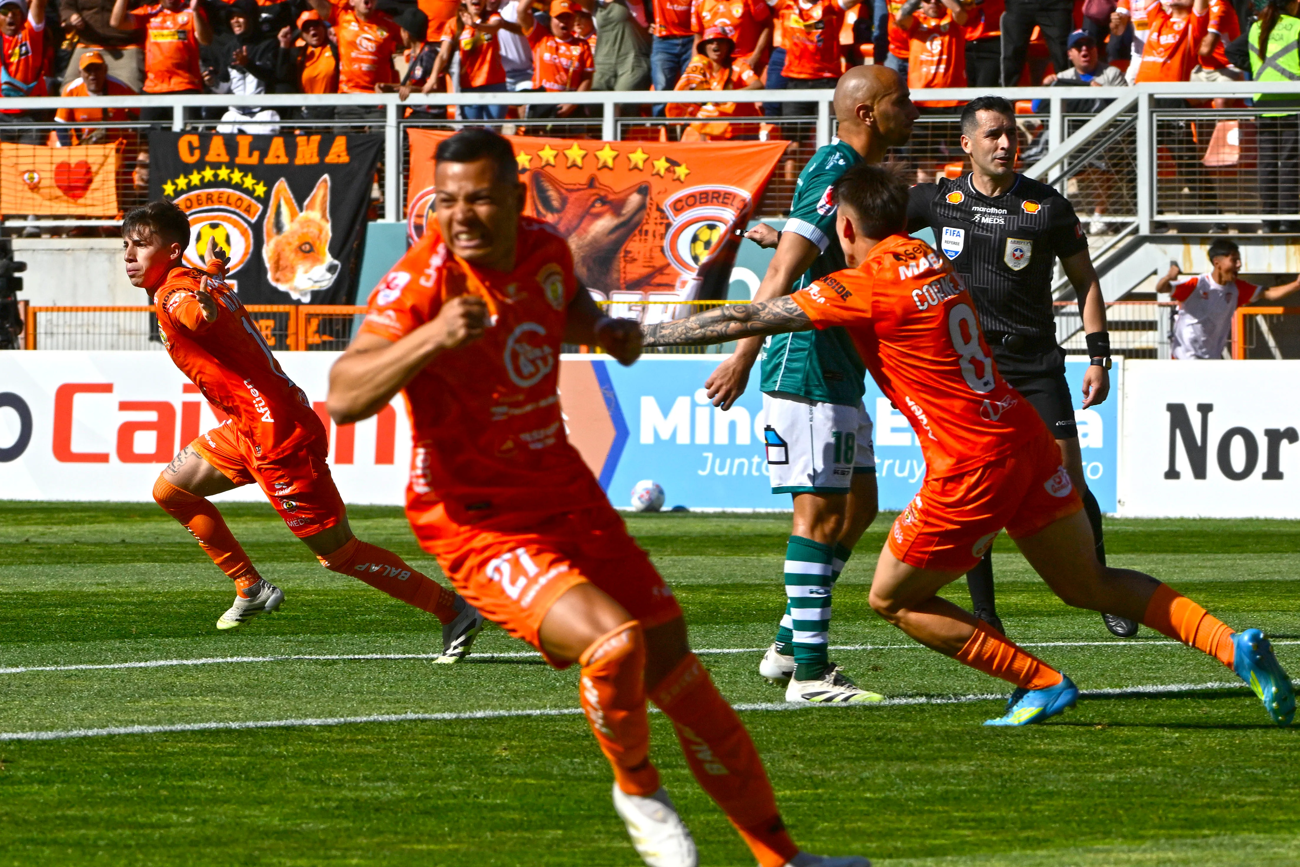 Lucas Cornejo persigue a Yastin Navarro para gritar con él el tanto del triunfo ante el Decano. (Pedro Tapia/Photosport).