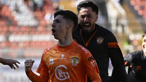 Yastin Navarro celebró así su buen gol ante el Decano.