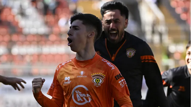 Yastin Navarro celebró así su buen gol ante el Decano.