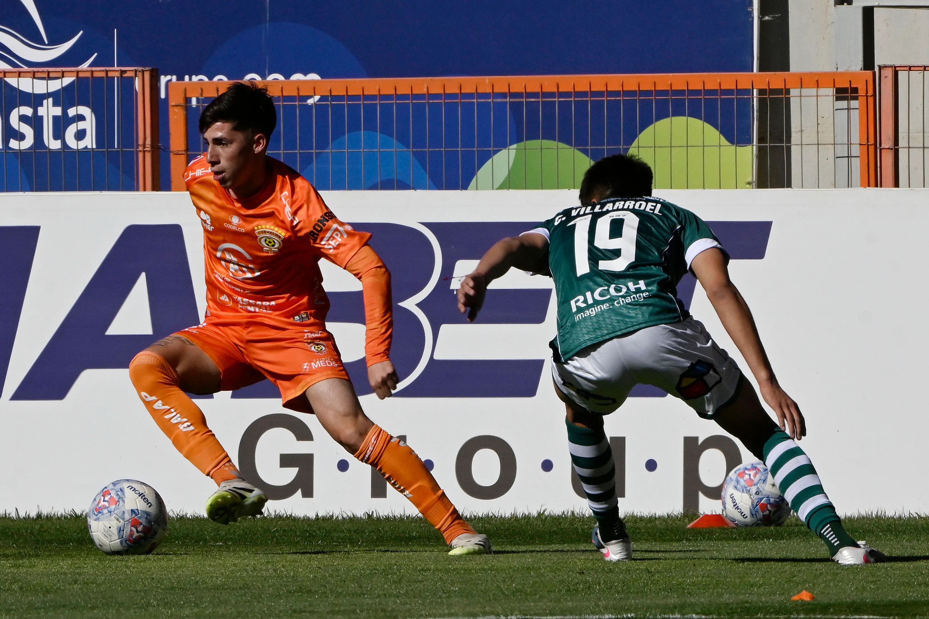 Yastin Navarro enfrenta la marca de Cristóbal Villarroel, quien fue situado como lateral derecho tras la expulsión de su hermano Martín. (Pedro Tapia/Photosport).