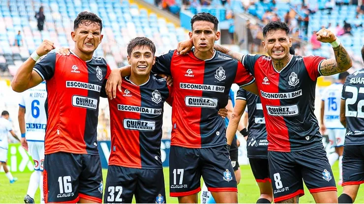 Pumas remontaron una compleja llave en casa.