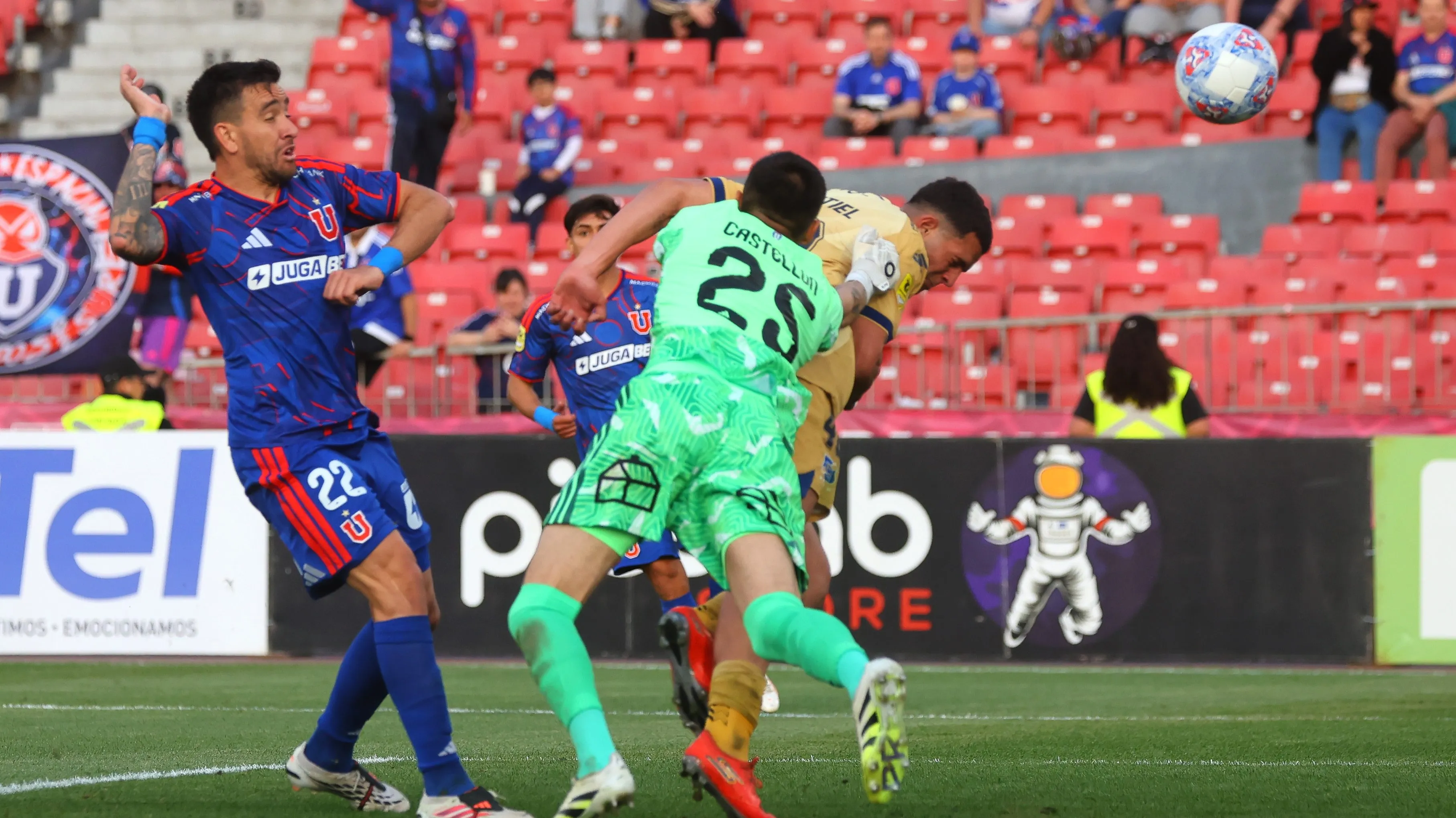Nicolás Montiel se anticipó a la salida de Castellón y puso el 1-1 de Everton ante Universidad de Chile. (Jonnathan Oyarzún | Photosport).