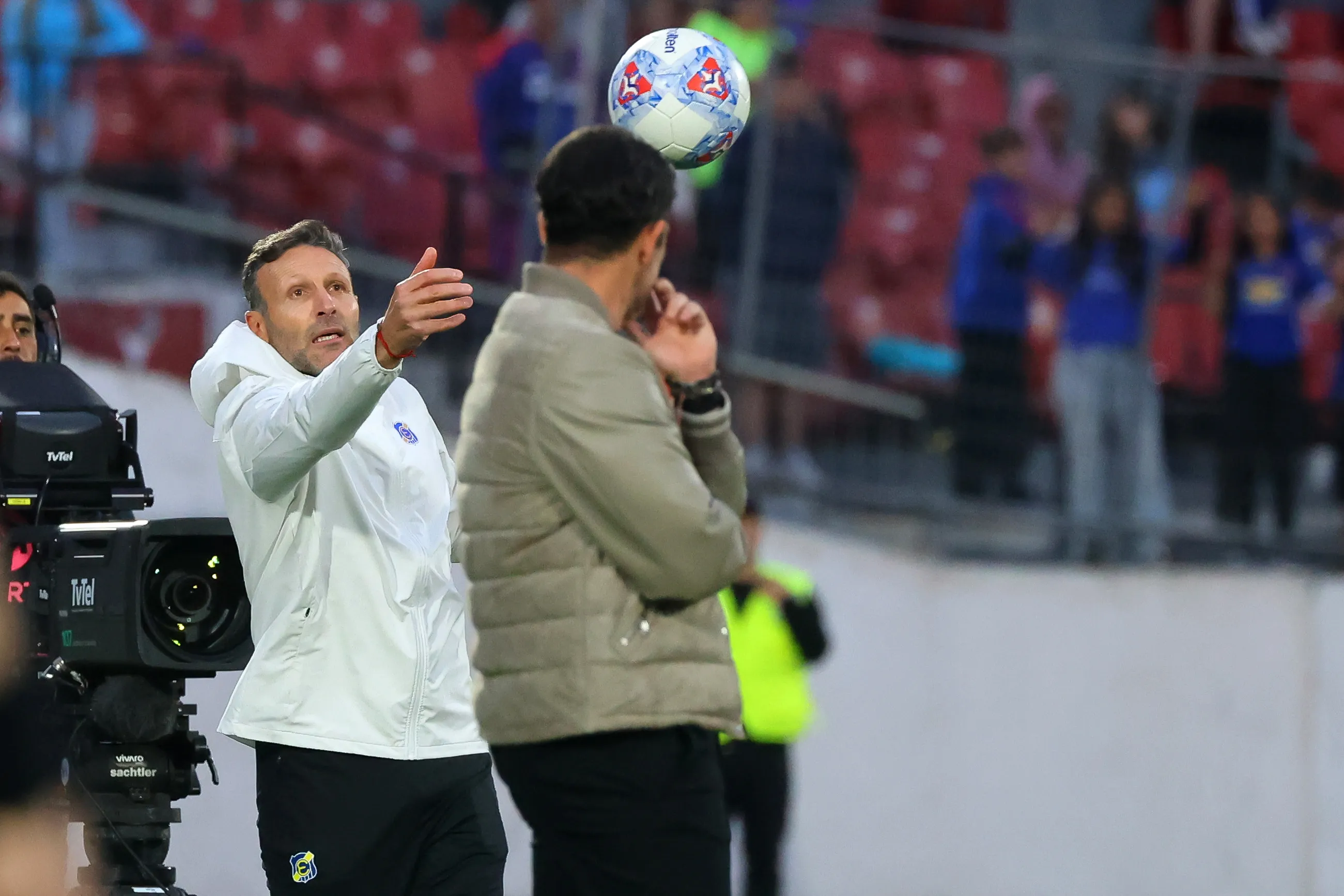 Everton le tiró la pelota a la U con sus reclamos. Foto: Jonnathan Oyarzun/Photosport