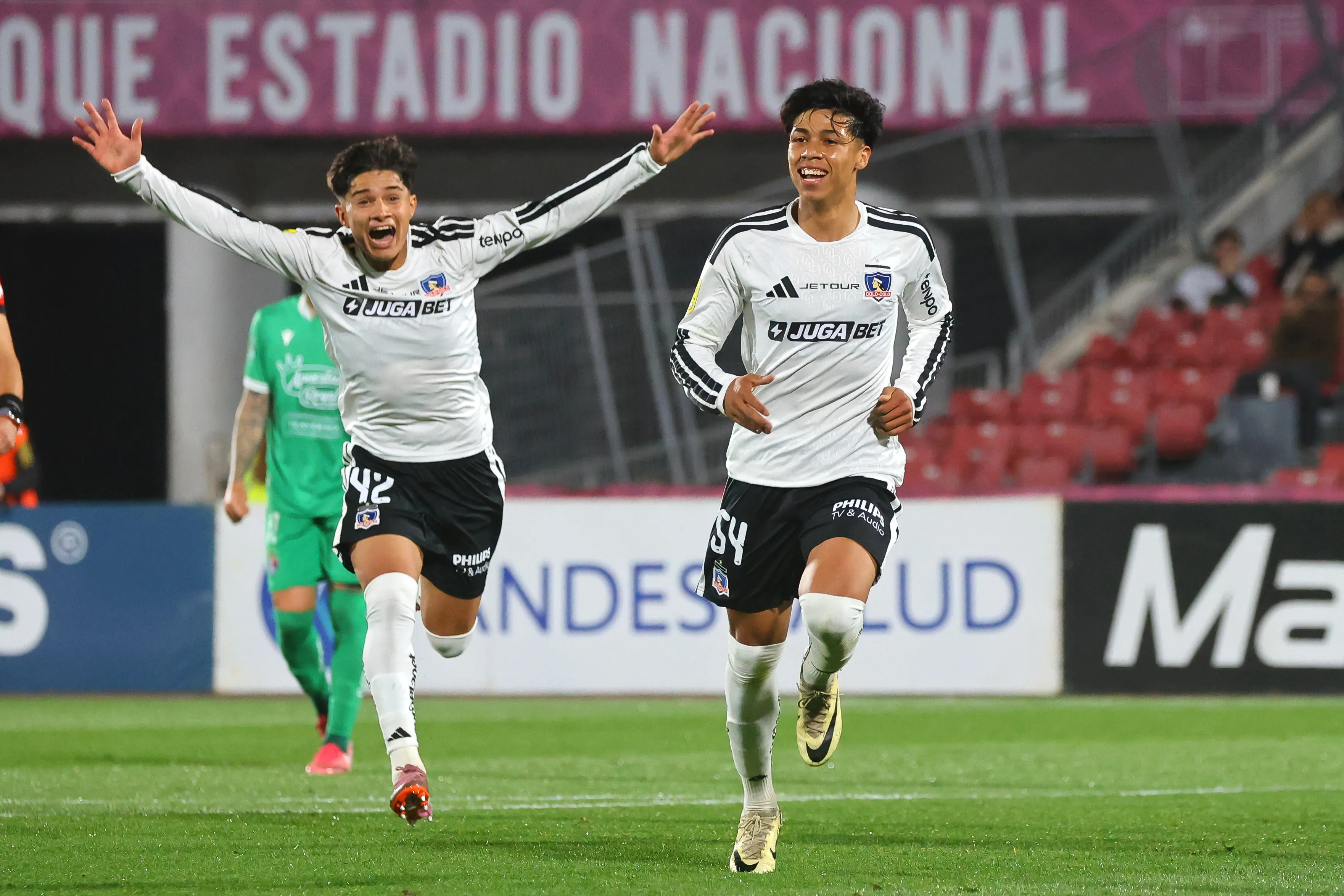 Gedeón Díaz celebra su gol y atrás suyo, Cristian Díaz corre lleno de felicidad por su compañero. (Jonnathan Oyarzun/Photosport).