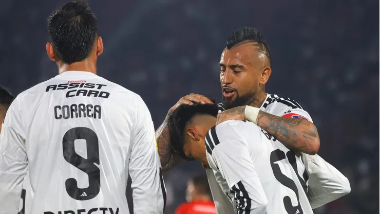 Arturo Vidal felicita a Gedeón Díaz tras su gol a Audax Italiano.
