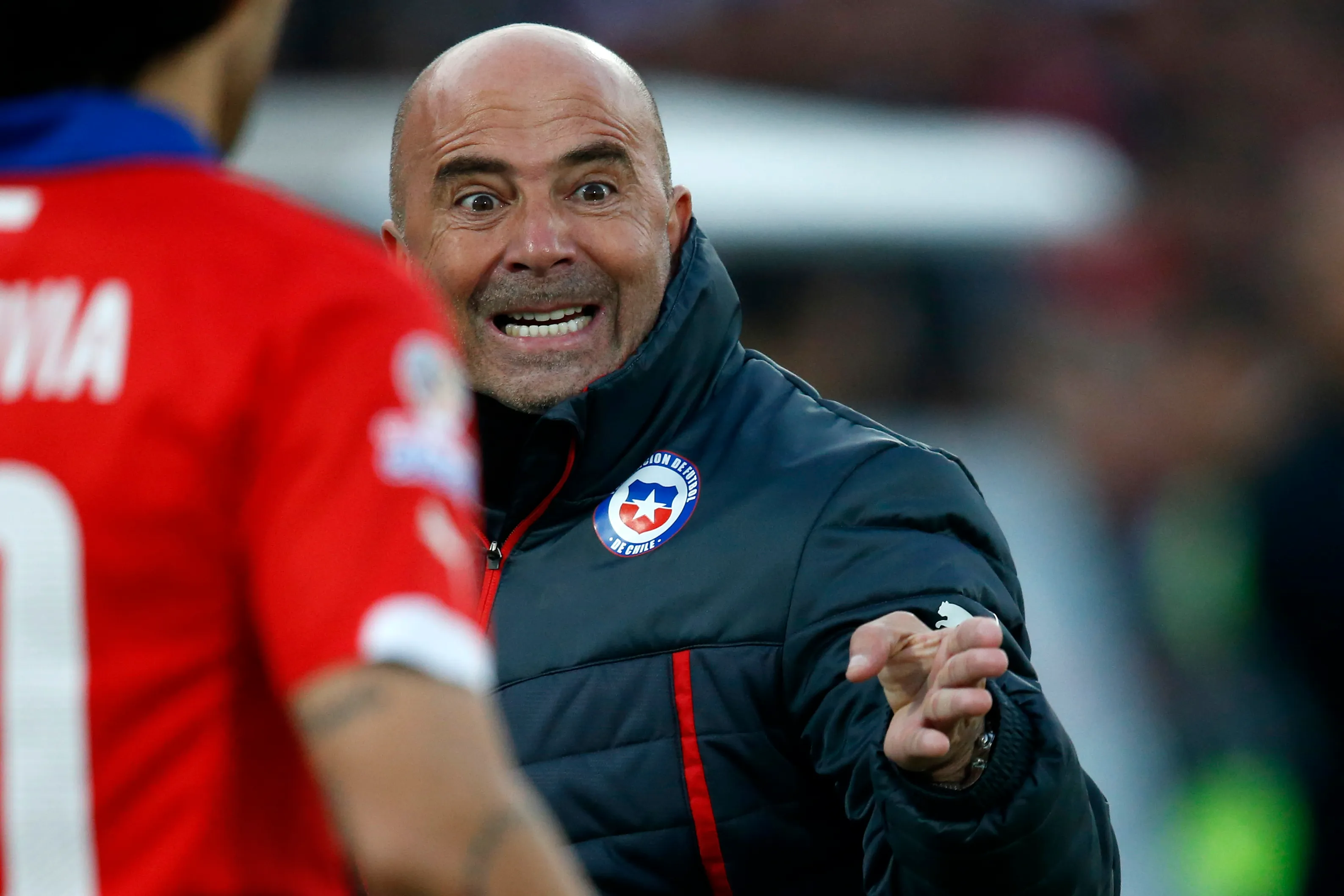 Jorge Sampaoli da indicaciones a Jorge Valdivia en la final de la Copa América 2015 que Chile le ganó a Argentina por penales. (Andrés Piña/Photosport).