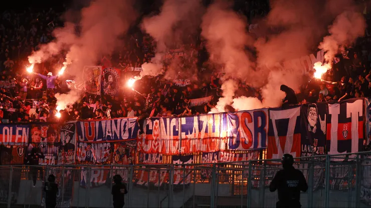 Las bengalas en la barra de U de Chile