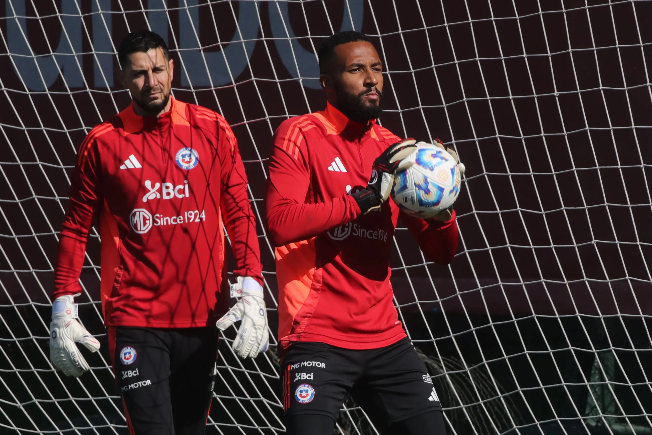 Lawrence Vigouroux junto a Gabriel Arias en una práctica de la Roja en 2024. (Jonnathan Oyarzun/Photosport).