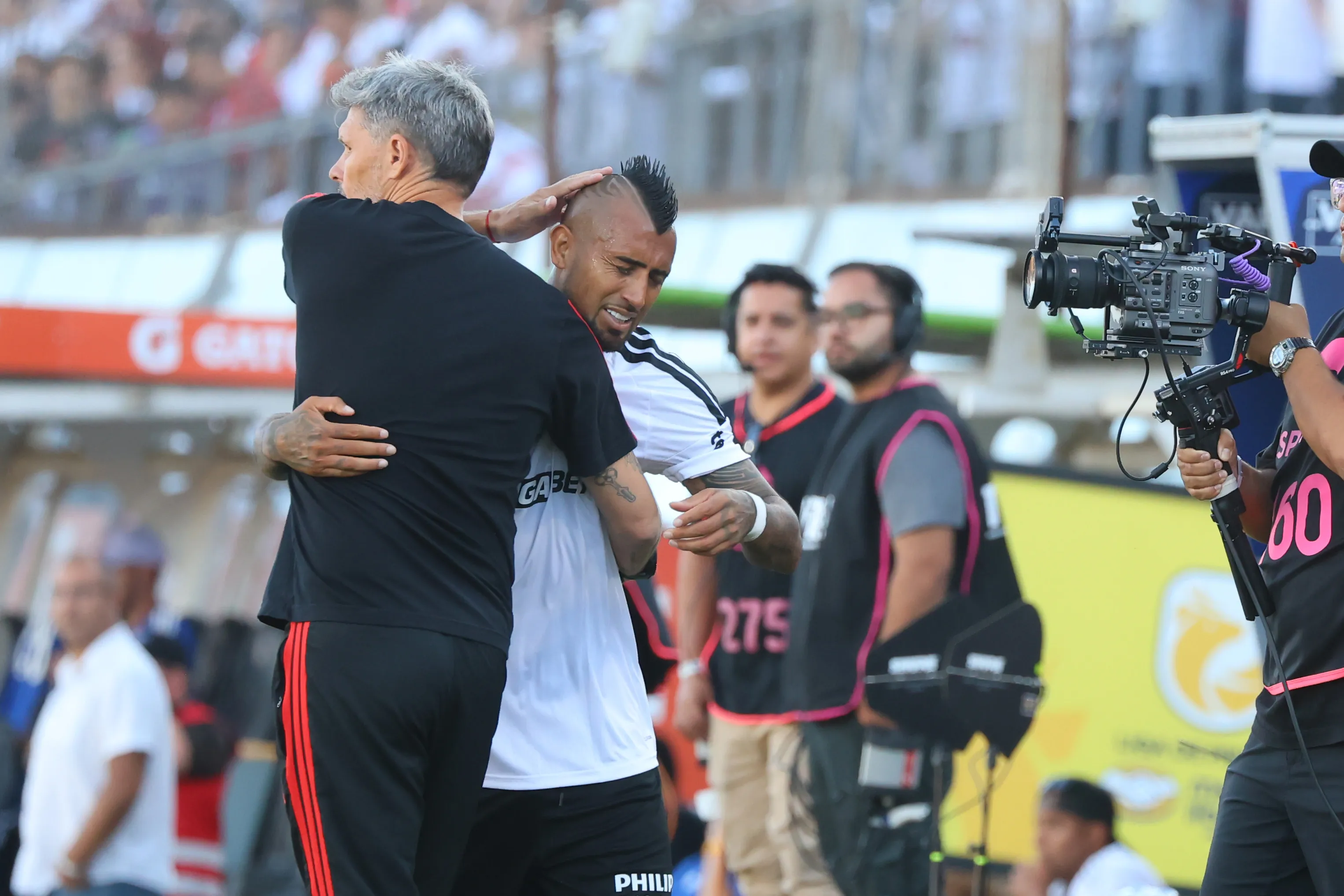 Fernando Ortiz y Arturo Vidal se abrazan en Colo Colo. (Jonnathan Oyarzun/Photosport).