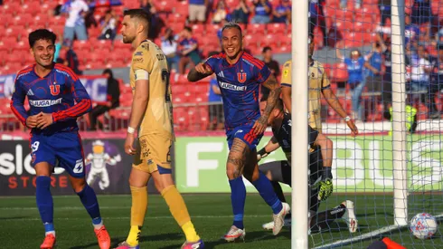 El gol de Edu Vargas en polémica llave a favor de los azules.
