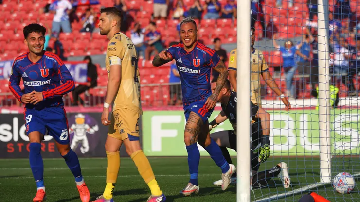 El gol de Edu Vargas en polémica llave a favor de los azules.
