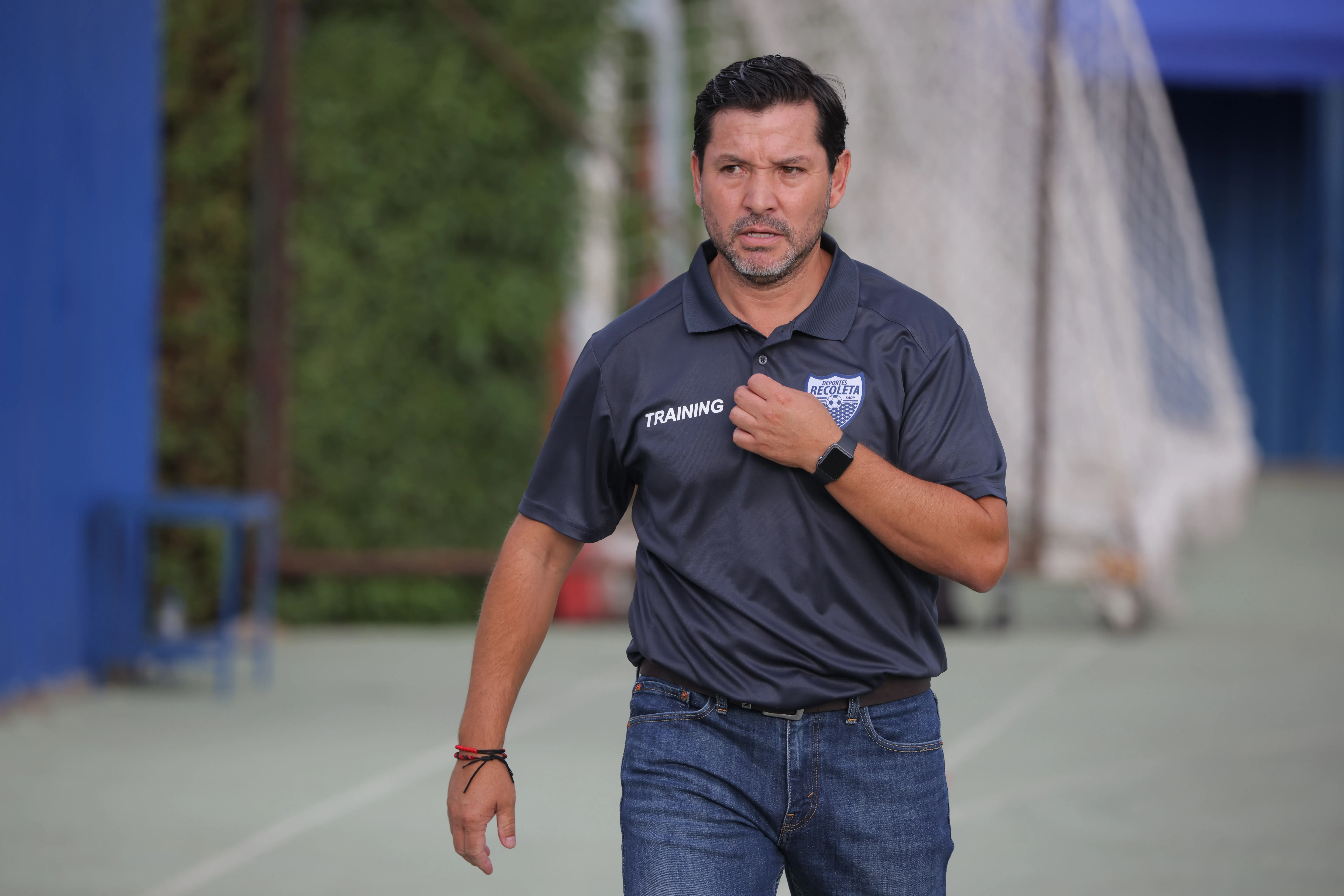 Francisco Arrué, el DT de Recoleta, tiene una idea que le gusta a Emilio Mancilla. (Luis Quinteros/Photosport).