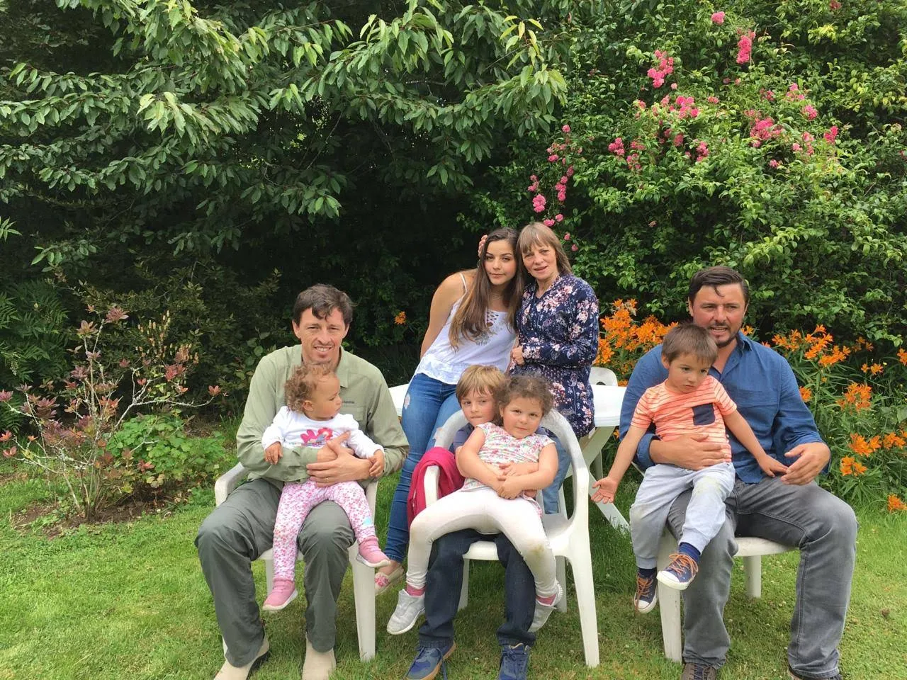 Esteban y Emilio Mancilla junto a sus familias. (Foto: Cedida).
