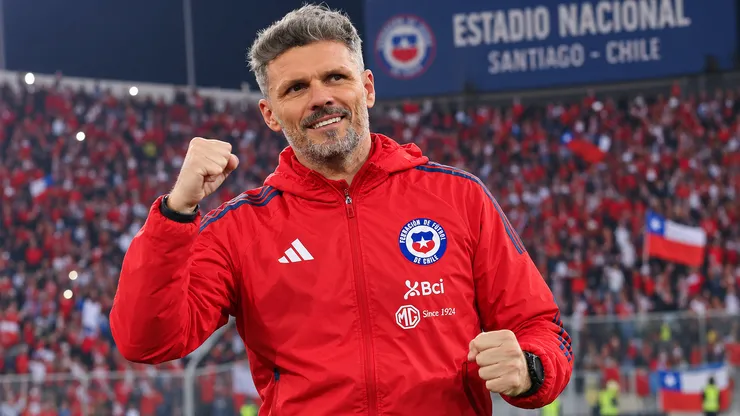 Fernando Ortiz se prueba el buzo de la Roja.