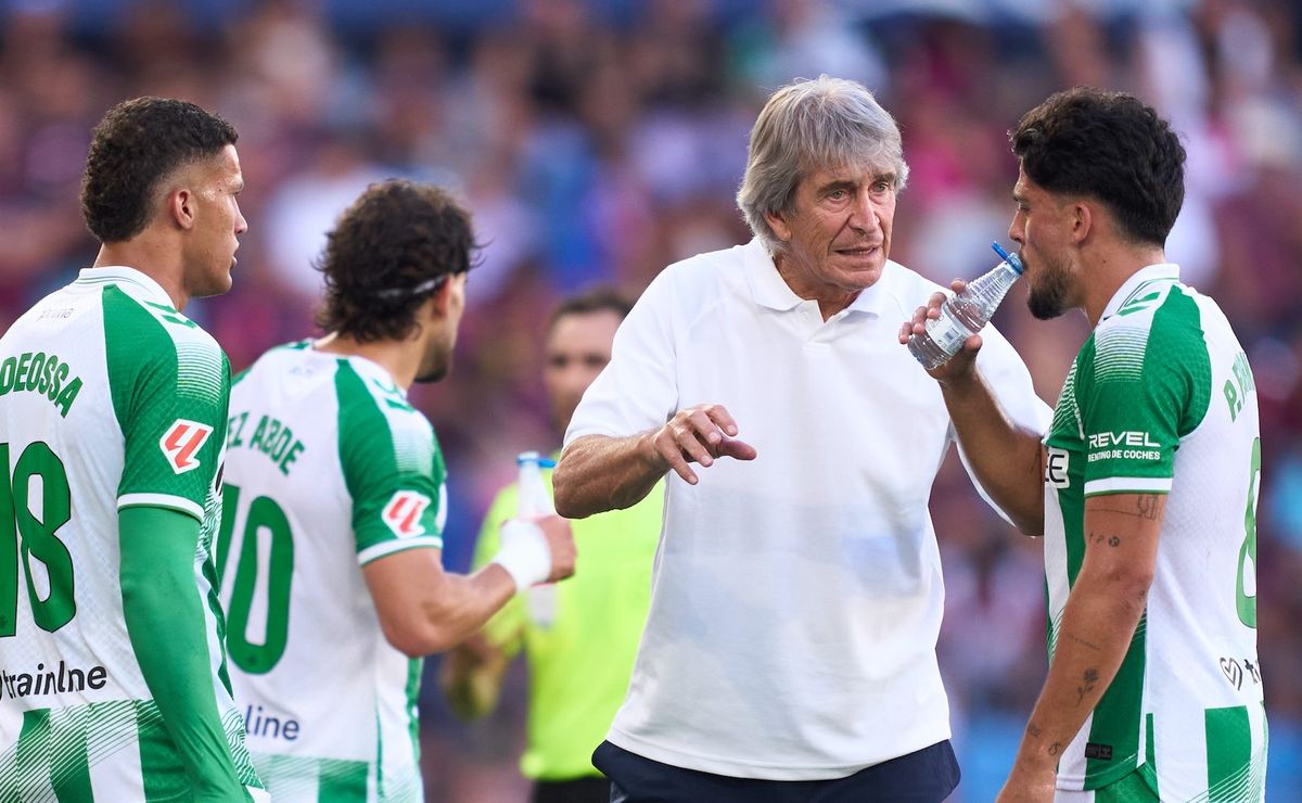 Fue multicampeón en Colo Colo, goleó al Real Betis y ahora sorprende con visita a Manuel Pellegrini