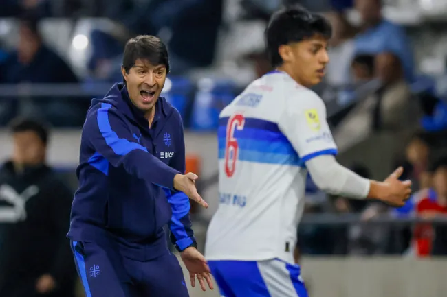 Daniel Garnero todavía no gana ningún título al mando de Universidad Católica. | Foto: Photosport.
