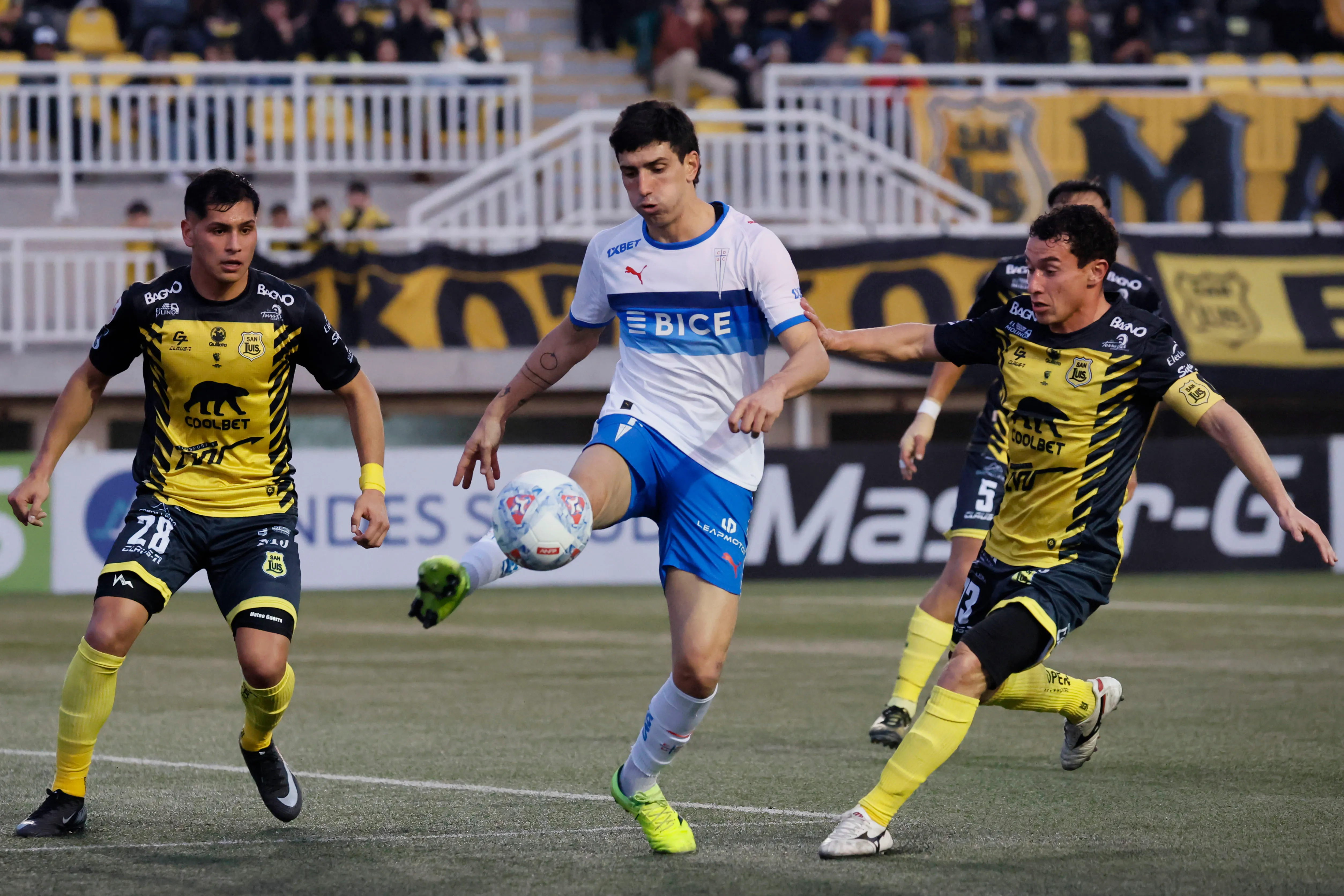 Mateo Guerra (28) en acción durante el duelo de San Luis de Quillota vs Universidad Católica en el estadio Lucio Fariña Fernández. (Sebastián Cisternas/Photosport).