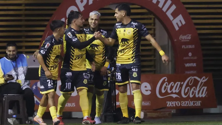 Mateo Guerra (28) celebra un gol de San Luis de Quillota vs Universidad Católica.