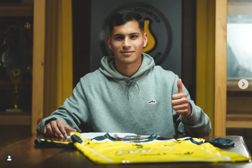 Mateo Guerra en la firma de su primer contrato profesional. (Foto: San Luis de Quillota).
