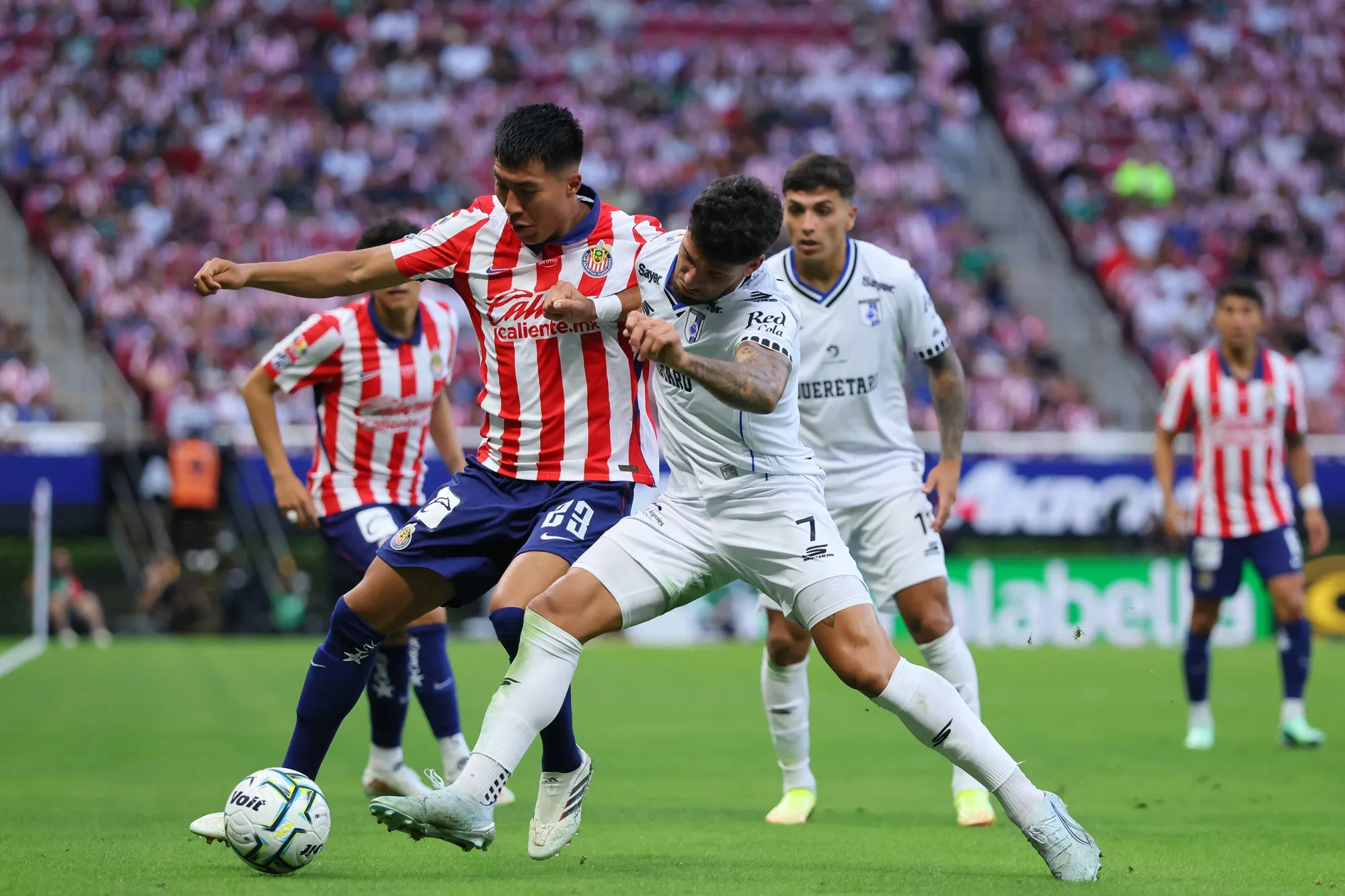 Iker Benito lucha un balón contra Dani Aguirre de Chivas de Guadalajara. (Simon Barber/Getty Images).