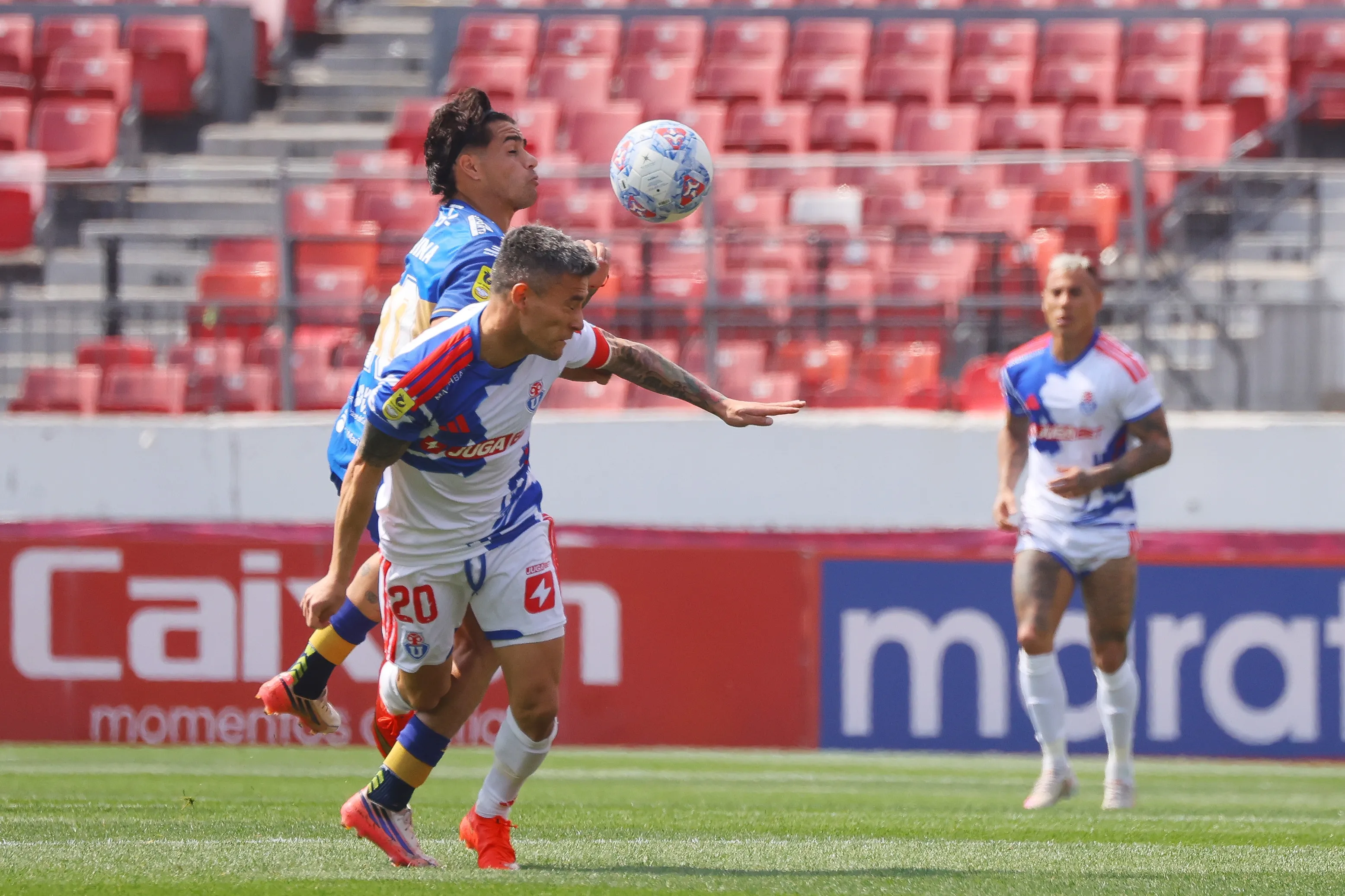 Los ocho minutos de partido en el Nacional se jugaron con pierna fuerte entre la U y Everton. Foto: Jonnathan Oyarzun/Photosport