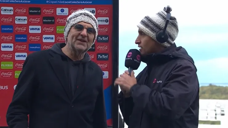 Aníbal Mosa le puso el gorro a Dani Arrieta en plena entrevista.