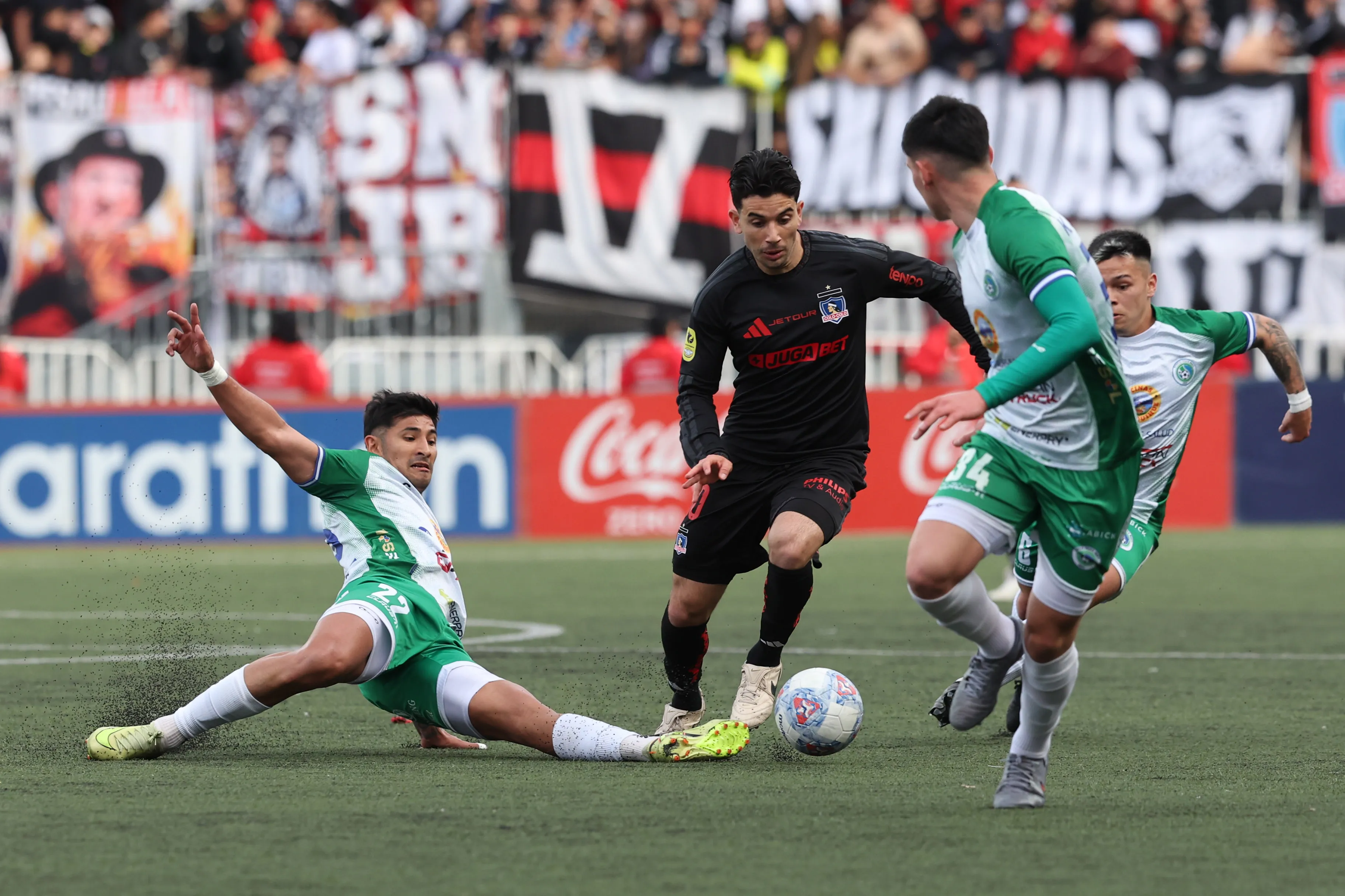 Lautaro Pastrán en acción durante el primer tiempo en el estadio Chinquihue. (Nicolas Klein/Photosport).
