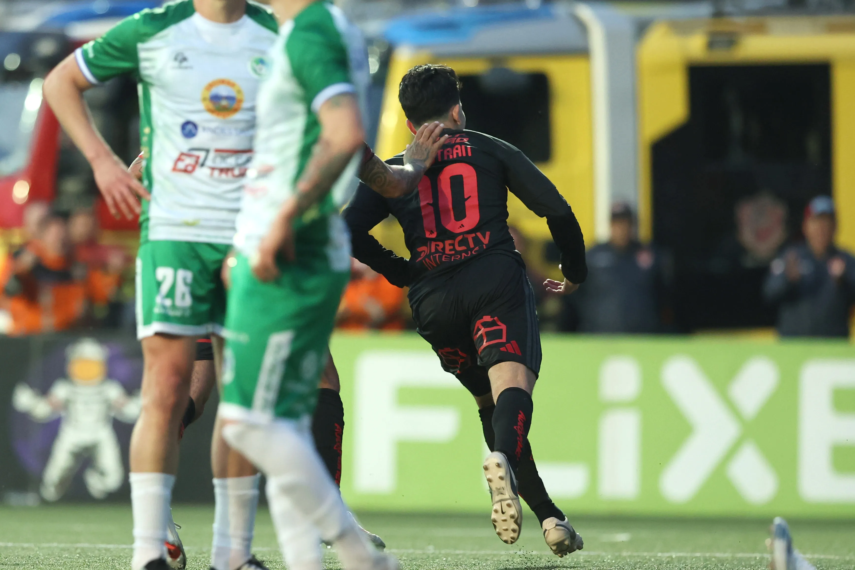 Así festejó Lautaro Pastrán su buen gol de cabeza ante Puerto Montto. (Nicolas Klein/Photosport).