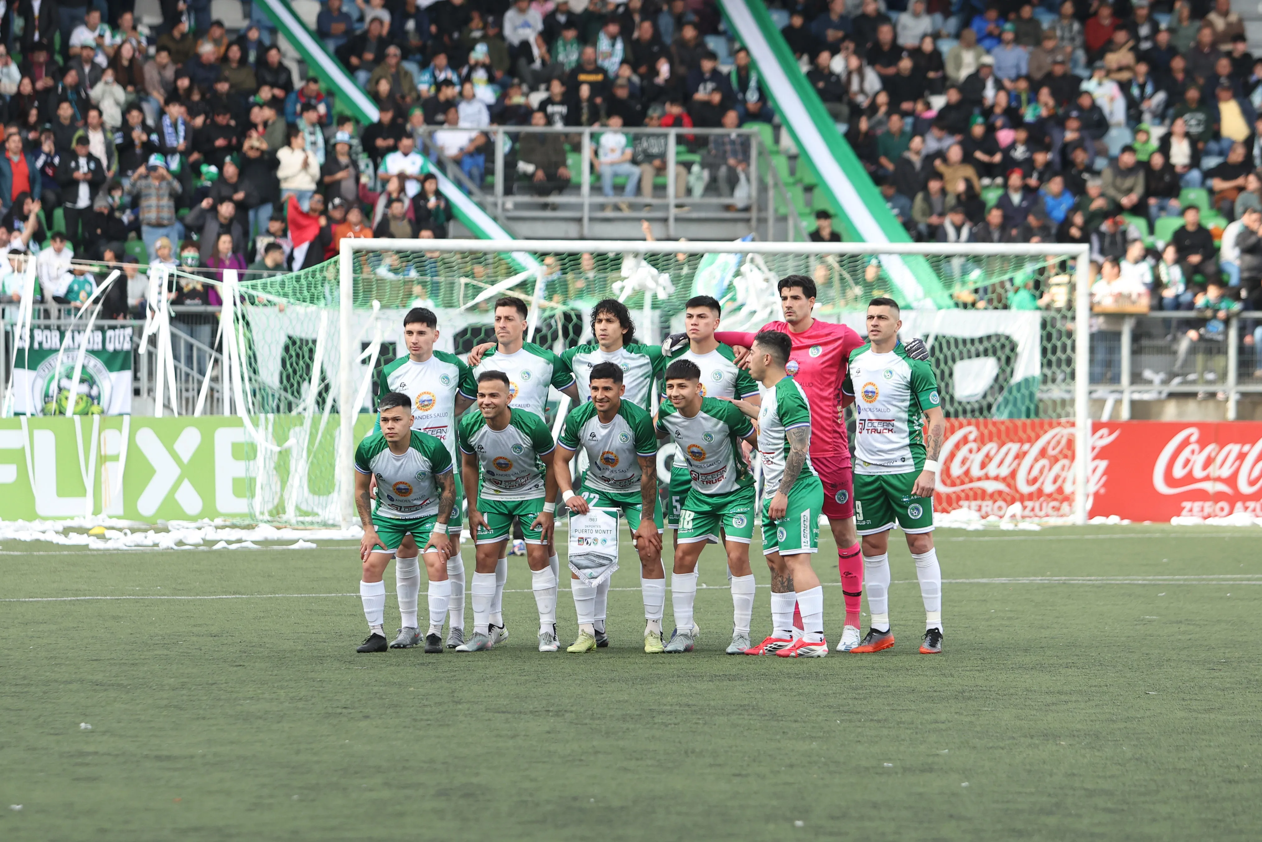 La oncena de Puerto Montt ante Colo Colo. Luciano Vázquez está al lado del portero Gonzalo Collao. (Nicolas Klein/Photosport).